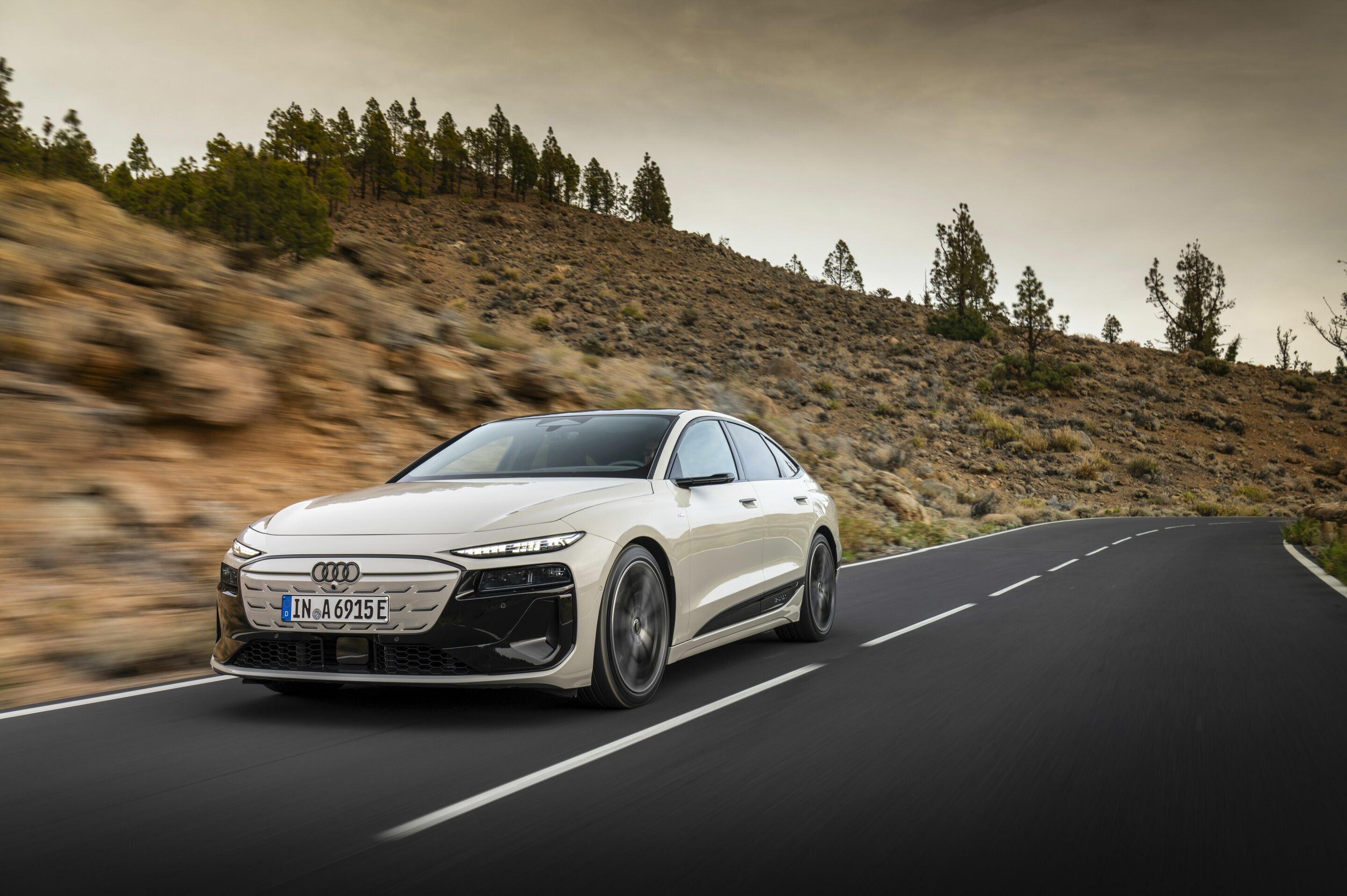 Audi A6 Sportback e-tron - Fahraufnahme,
Farbe: Siambeige Metallic