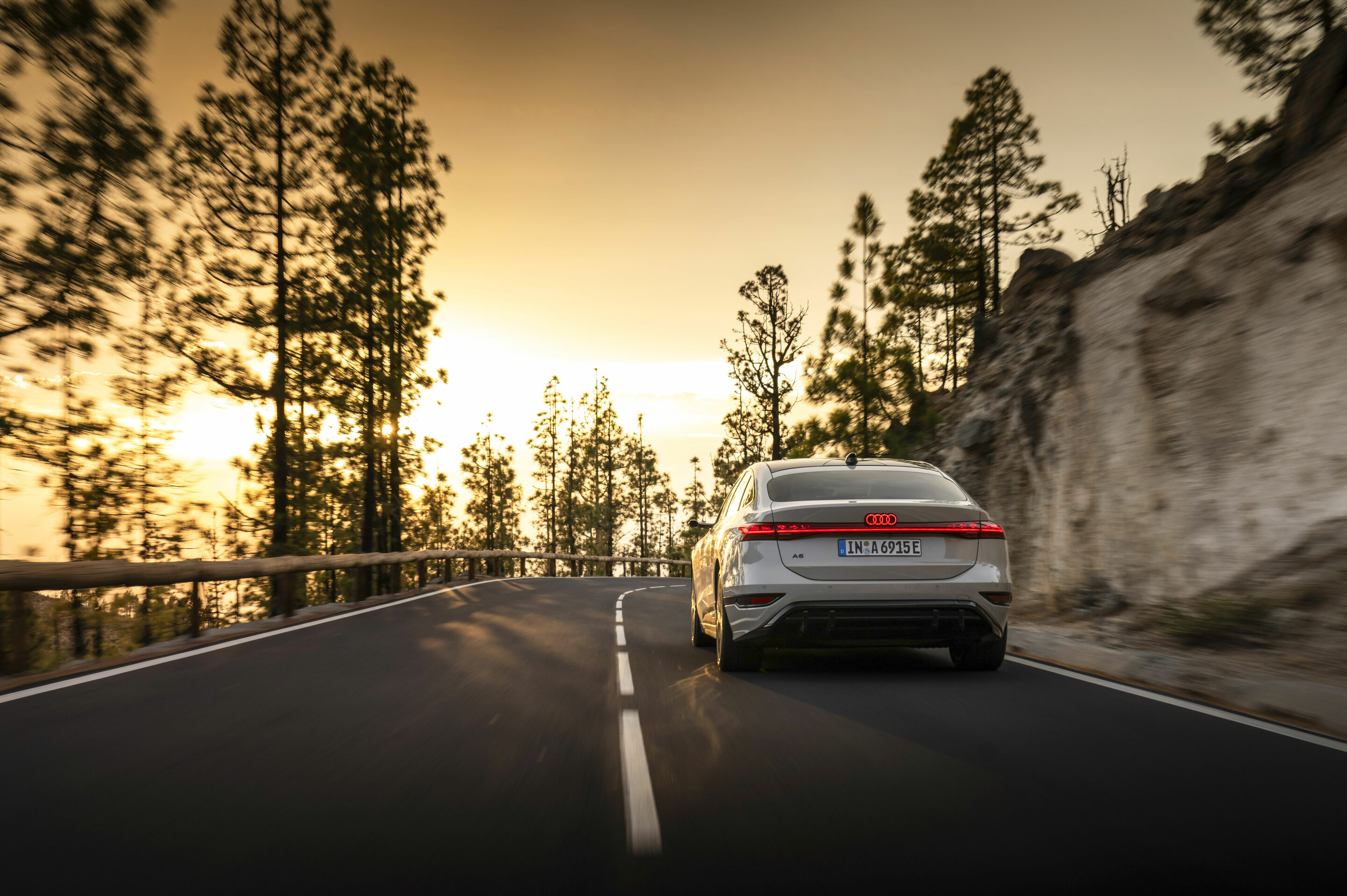 Audi A6 Sportback e-tron - Fahraufnahme,
Farbe: Siambeige Metallic