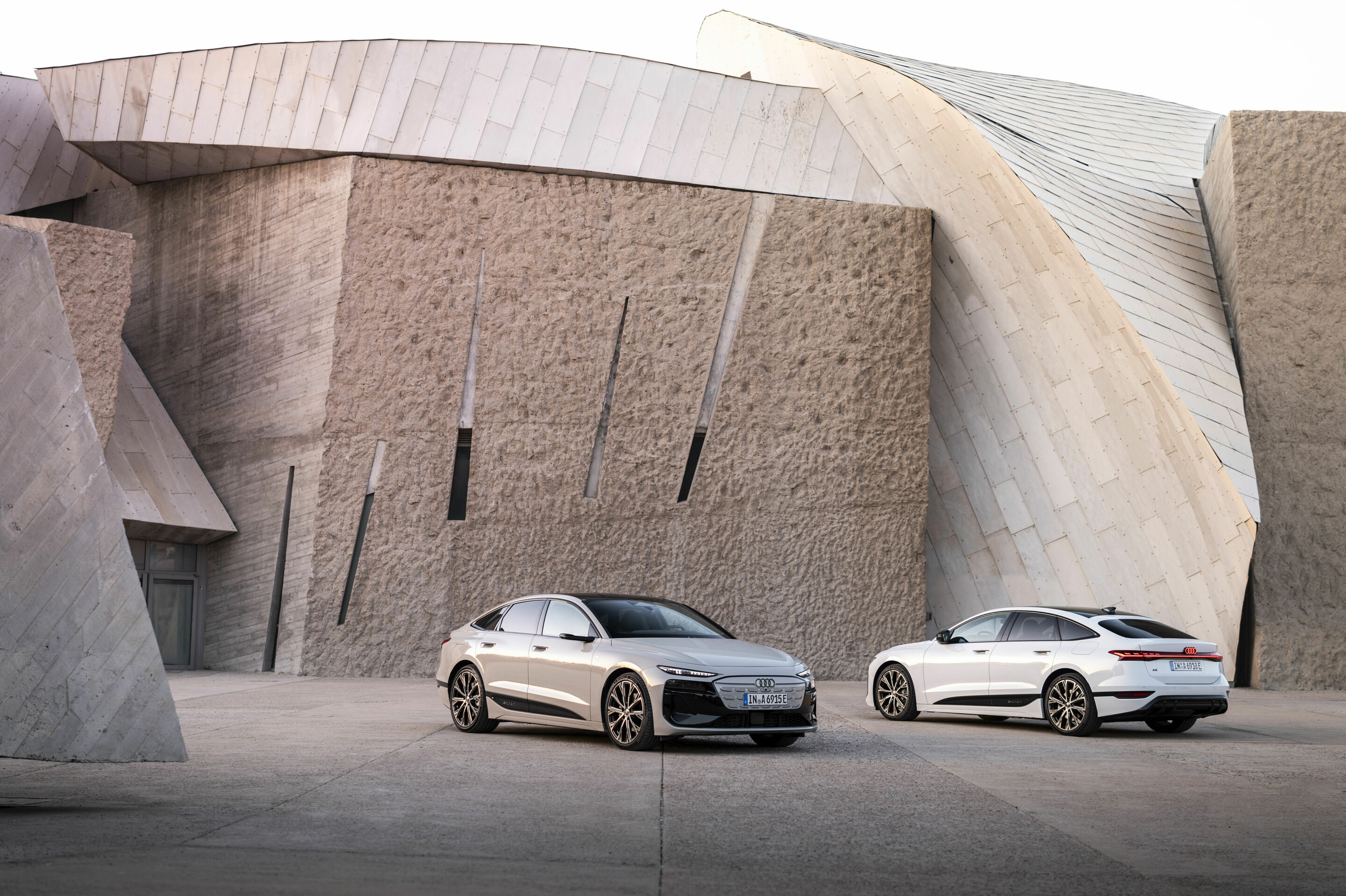 Audi A6 Sportback e-tron - Standaufnahme,
Farbe: Siambeige Metallic, Gletscherweiß Metallic