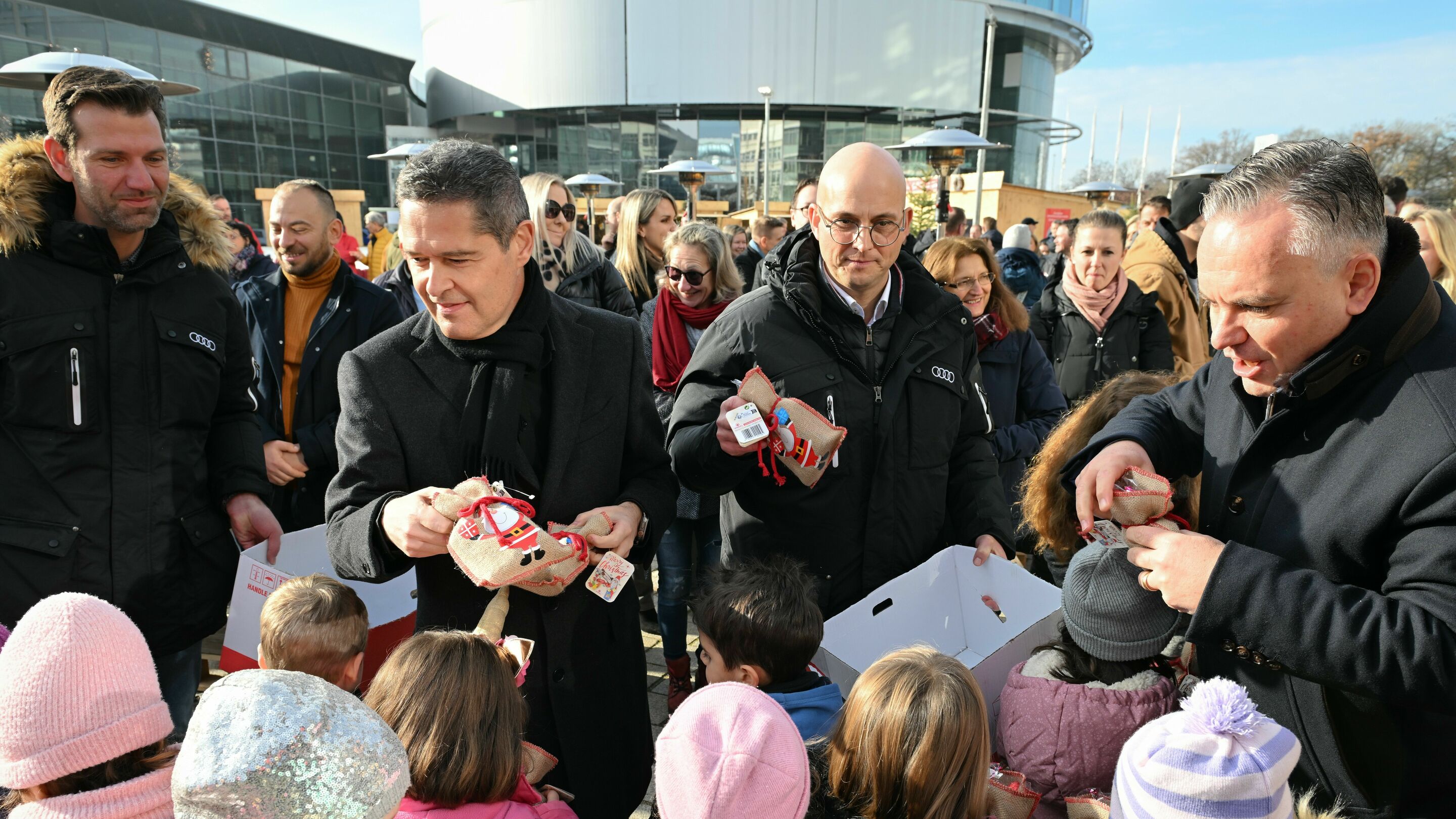 Audi Betriebsrat eröffnet den Sozialen Weihnachtsmarkt 2024 - Thomas Wendl (Leiter Betriebsrat Service), Xavier Ros (Arbeitsdirektor und Personalvorstand der AUDI AG), Jörg Schlagbauer (Gesamtbetriebsratsvorsitzender) und Christian Scharpf (Oberbürgermeister...