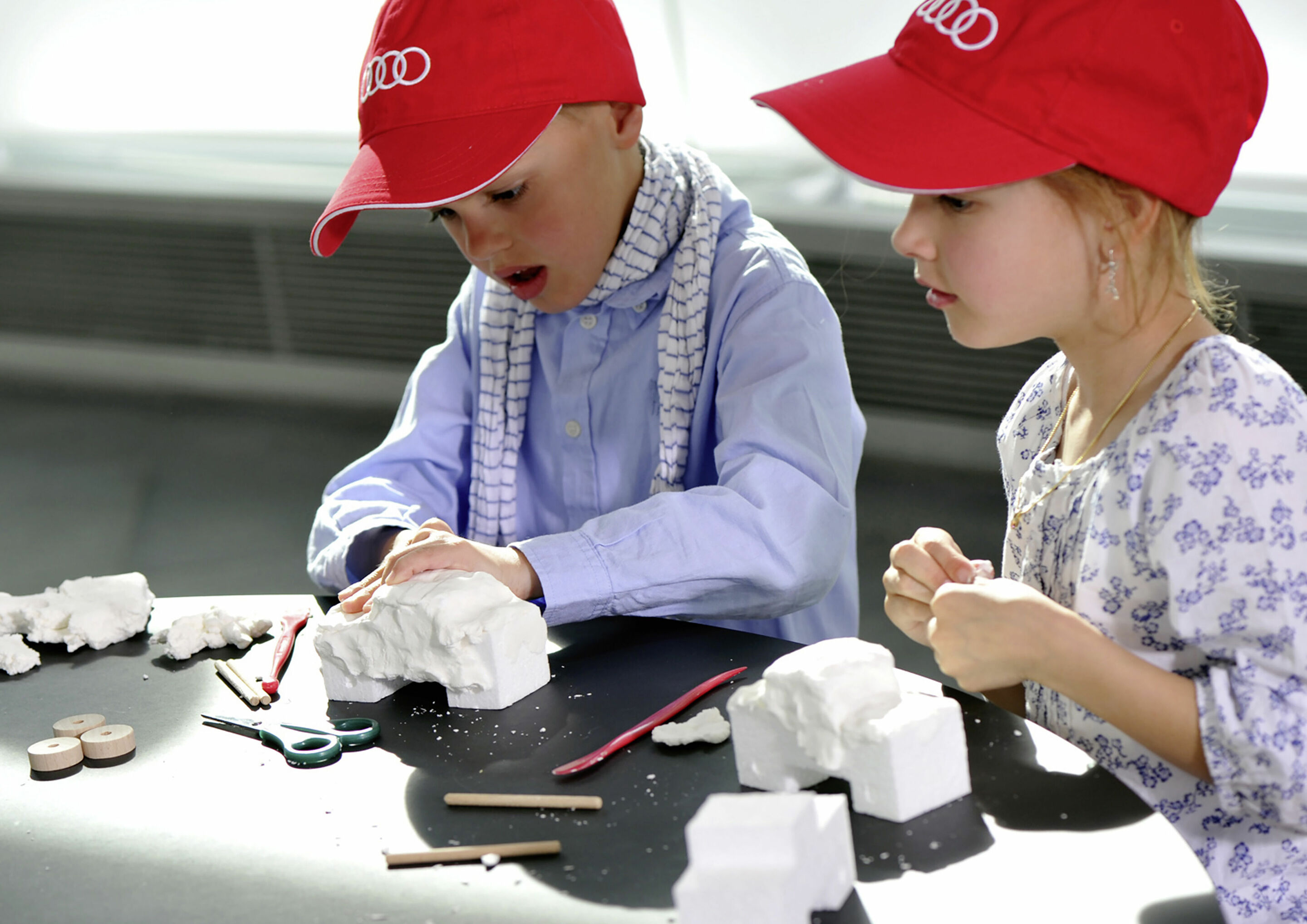 Weihnachtswerkstatt für Kinder - In der Weihnachtswerkstatt im Audi museum mobile können Kinder persönliche Weihnachtsgrüße gestalten.
