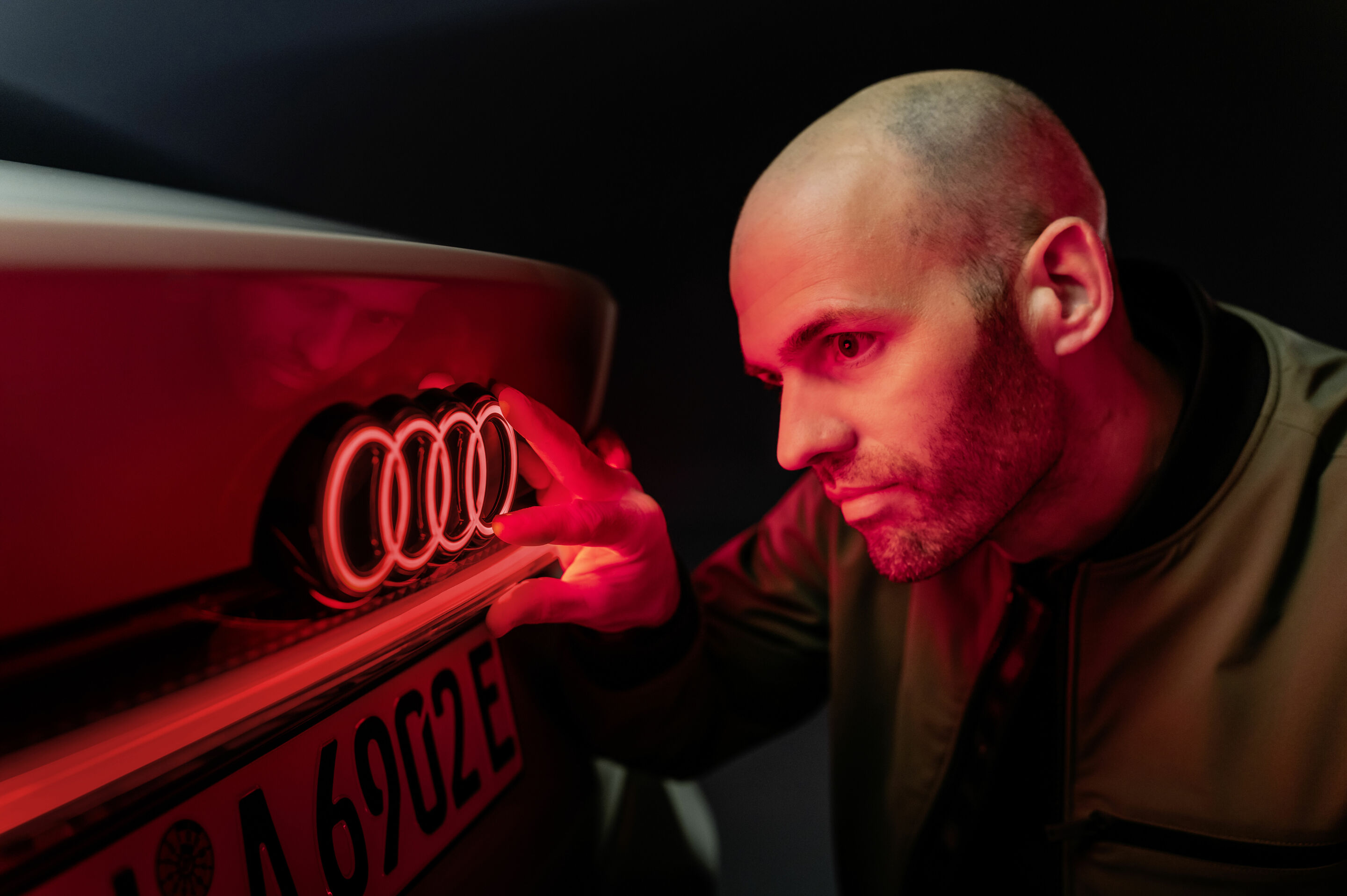 Illuminating insights! - Lighting designer Christoph Häußinger admires the rear of the new Audi A6 Sportback e-tron, the first Audi model on the European market to feature illuminated rings.