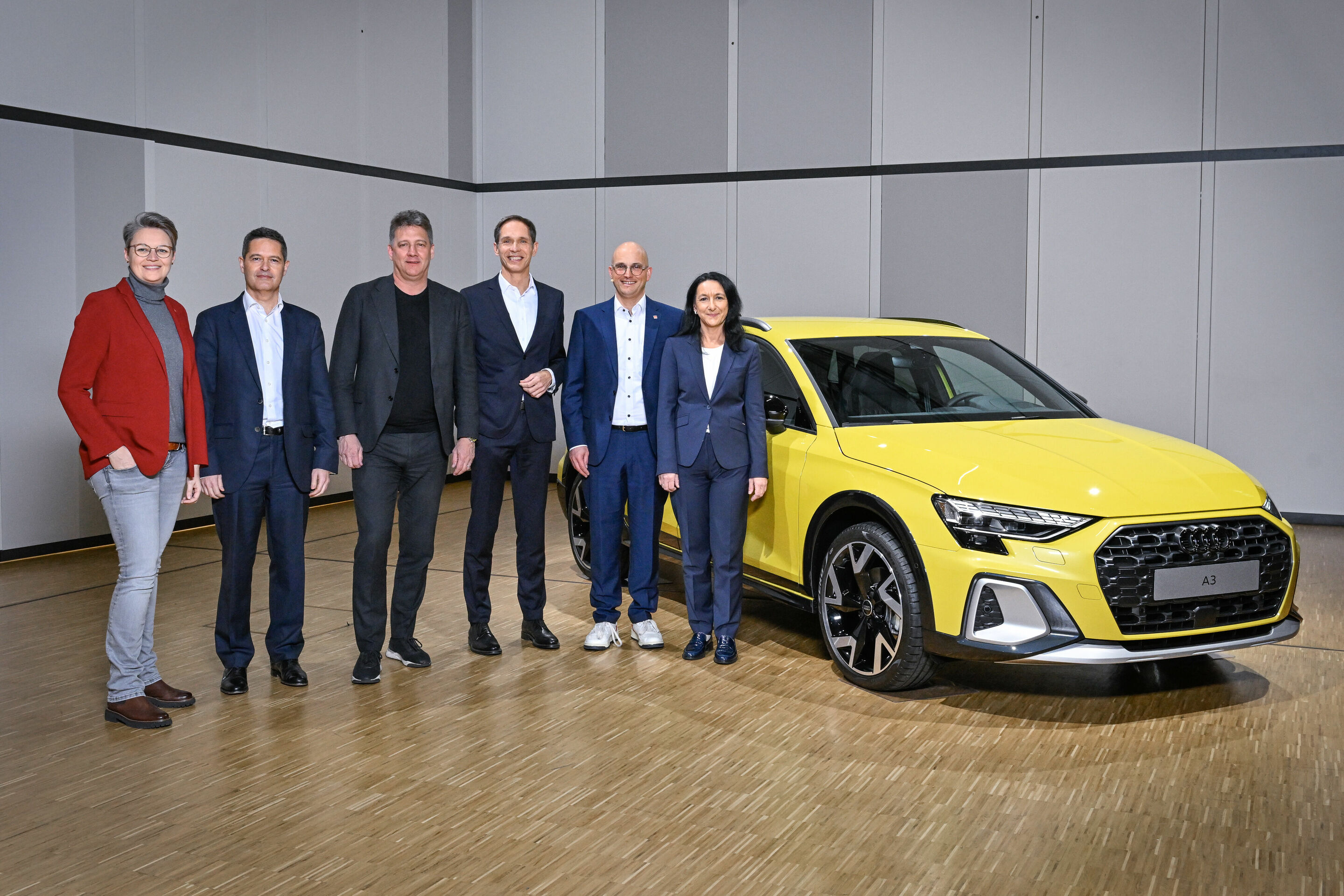 Audi Betriebsrat: „Wir brauchen eine nachhaltige Zukunftsstrategie und wieder mehr Audi im Audi!“ - v.l.: Karola Frank (stellvertretende Betriebsratsvorsitzende Audi Ingolstadt), Xavier Ros (Personalvorstand und Arbeitsdirektor der AUDI AG), Gernot Döllner...
