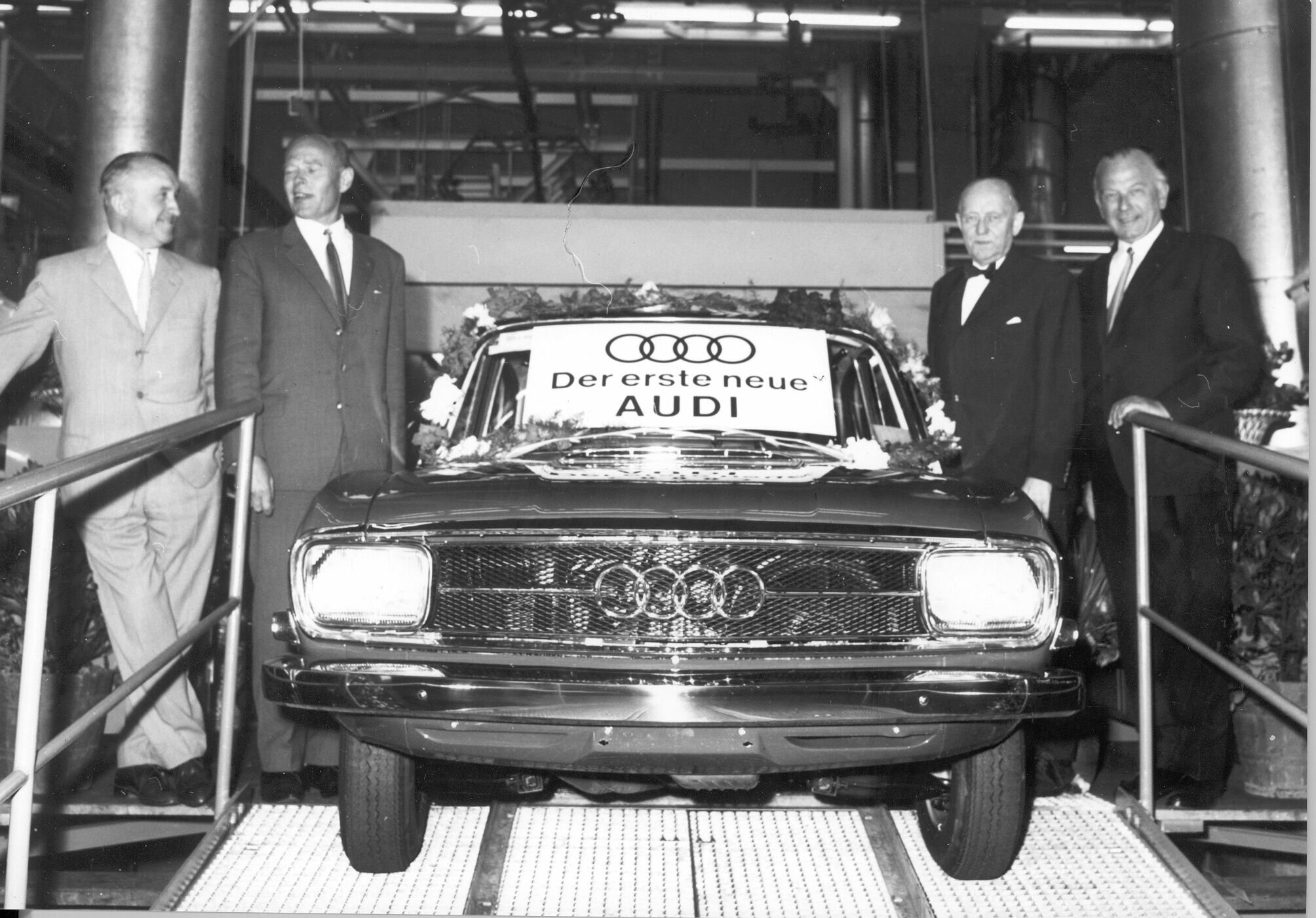 Vor 60 Jahren fährt der erste Audi nach dem Zweiten Weltkrieg vom Band - Vor 60 Jahren fährt der erste Audi nach dem Zweiten Weltkrieg vom Band. Mit dem „Auto Union Audi“ greift die Auto Union GmbH 1965 den traditionsreichen Markennamen Audi wieder auf....