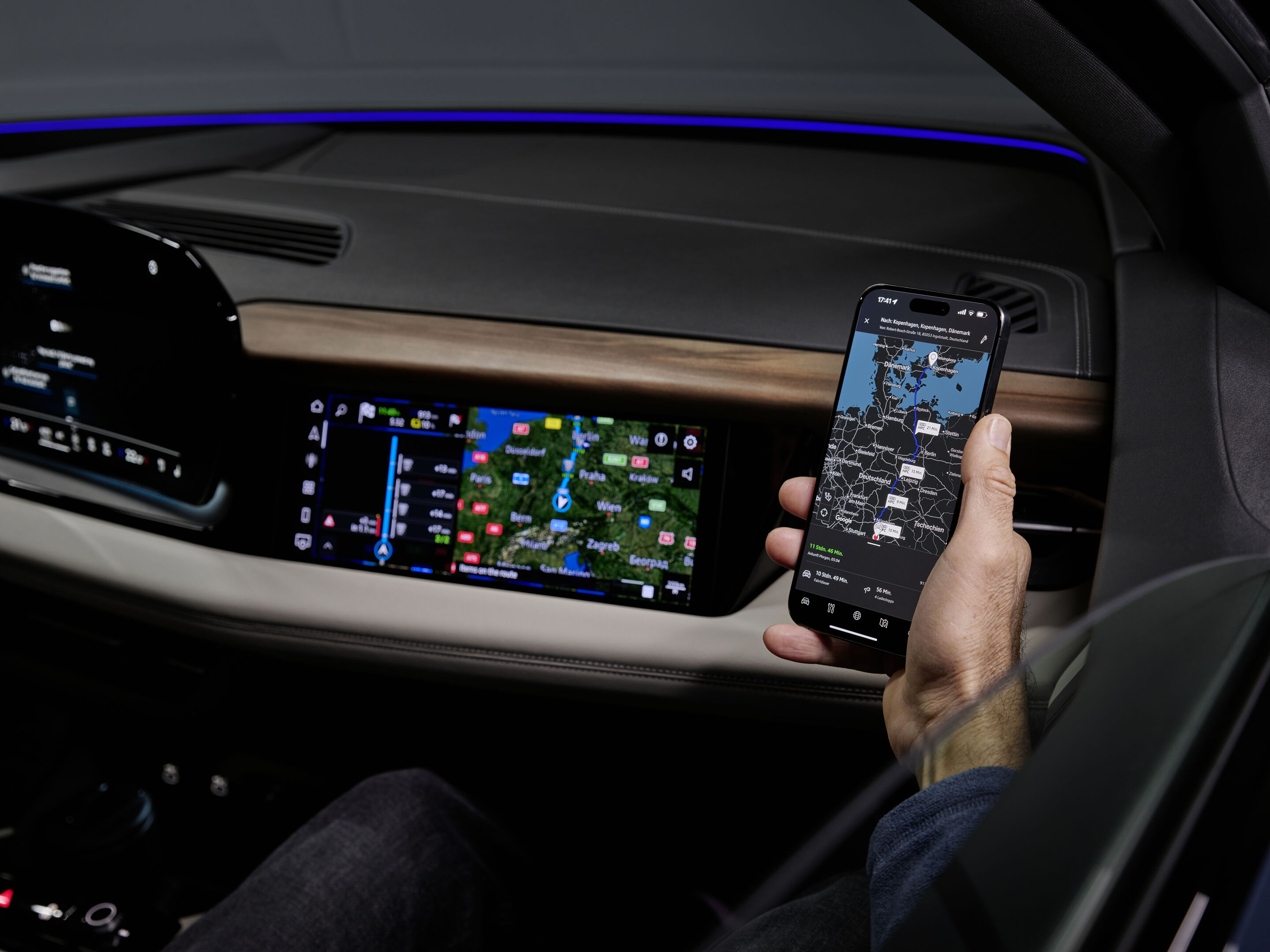 Audi e-tron Routenplaner - Der e-tron Routenplaner liefert auch Informationen wie Ladeleistung oder Ladeanschlüsse und Steckertyp für die jeweiligen Ladepunkte.