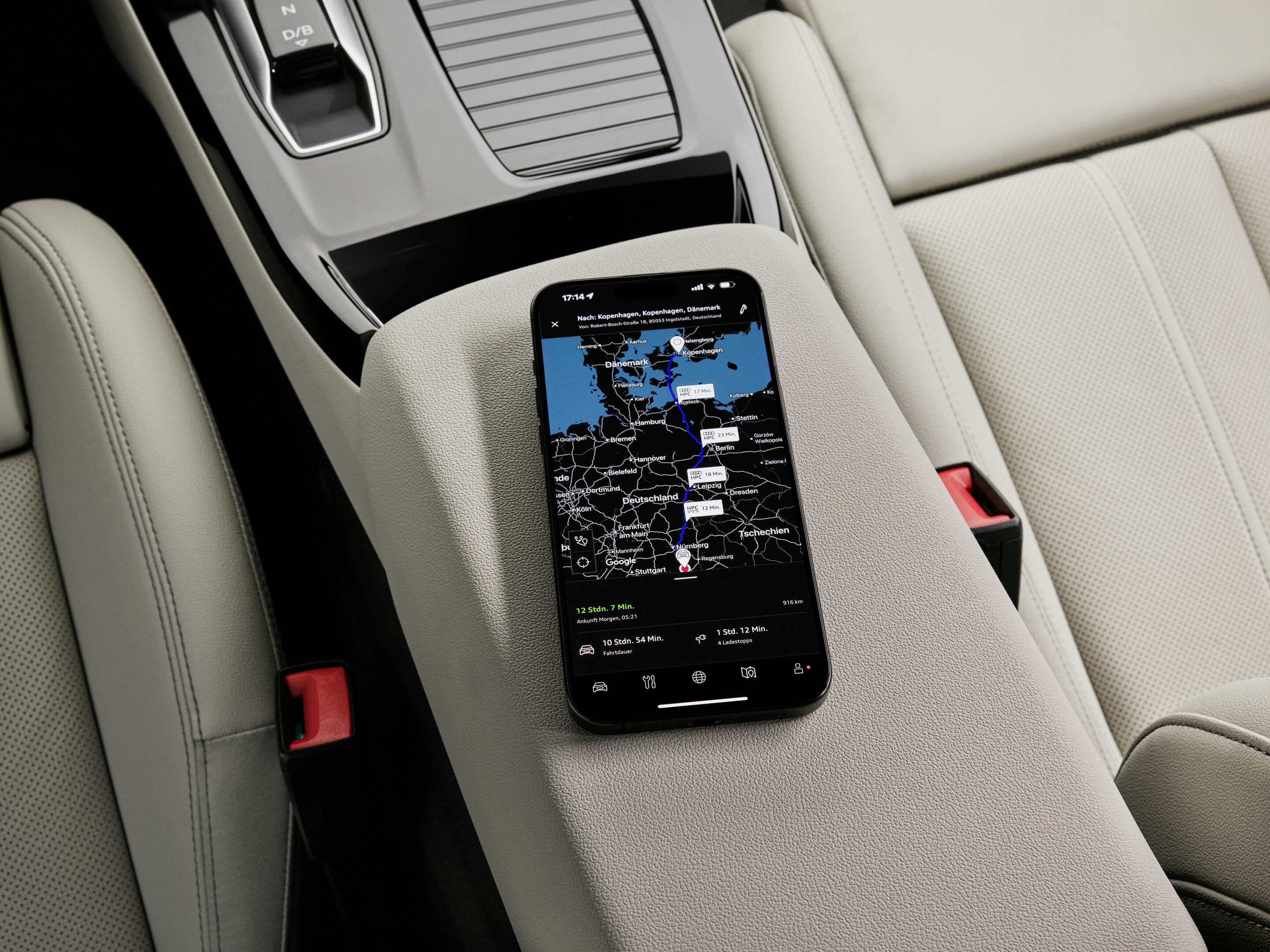 Audi e-tron Routenplaner - Der e-tron Routenplaner, ein Dienst von Audi connect, errechnet die schnellste Route mit möglichst kurzen Ladestopps. Kunden können ihn entweder im MMI-System im Auto oder in der myAudi App auf dem Smartphone nutzen.