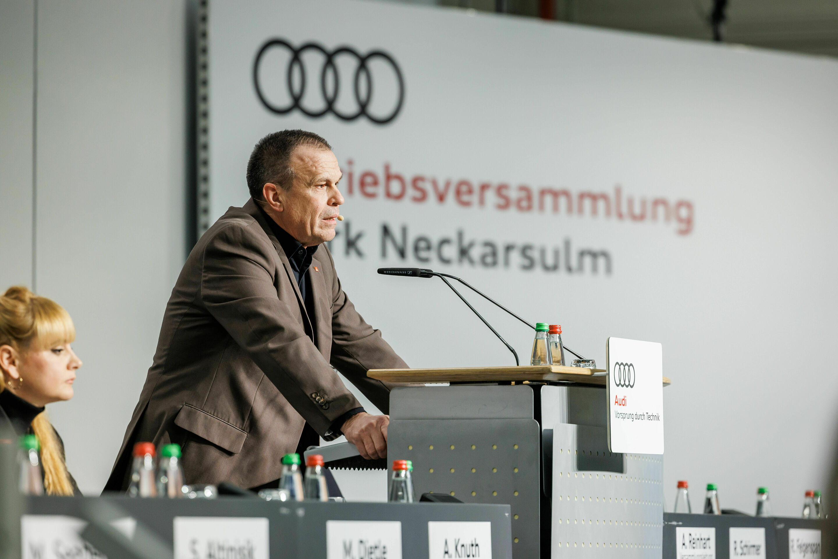 Betriebsversammlung Neckarsulm: Gemeinsam nach Lösungen suchen - Betriebsratsvorsitzender Rainer Schirmer forderte auf der Betriebsversammlung Neckarsulm, den Rotstift nicht bei der Belegschaft anzusetzen.