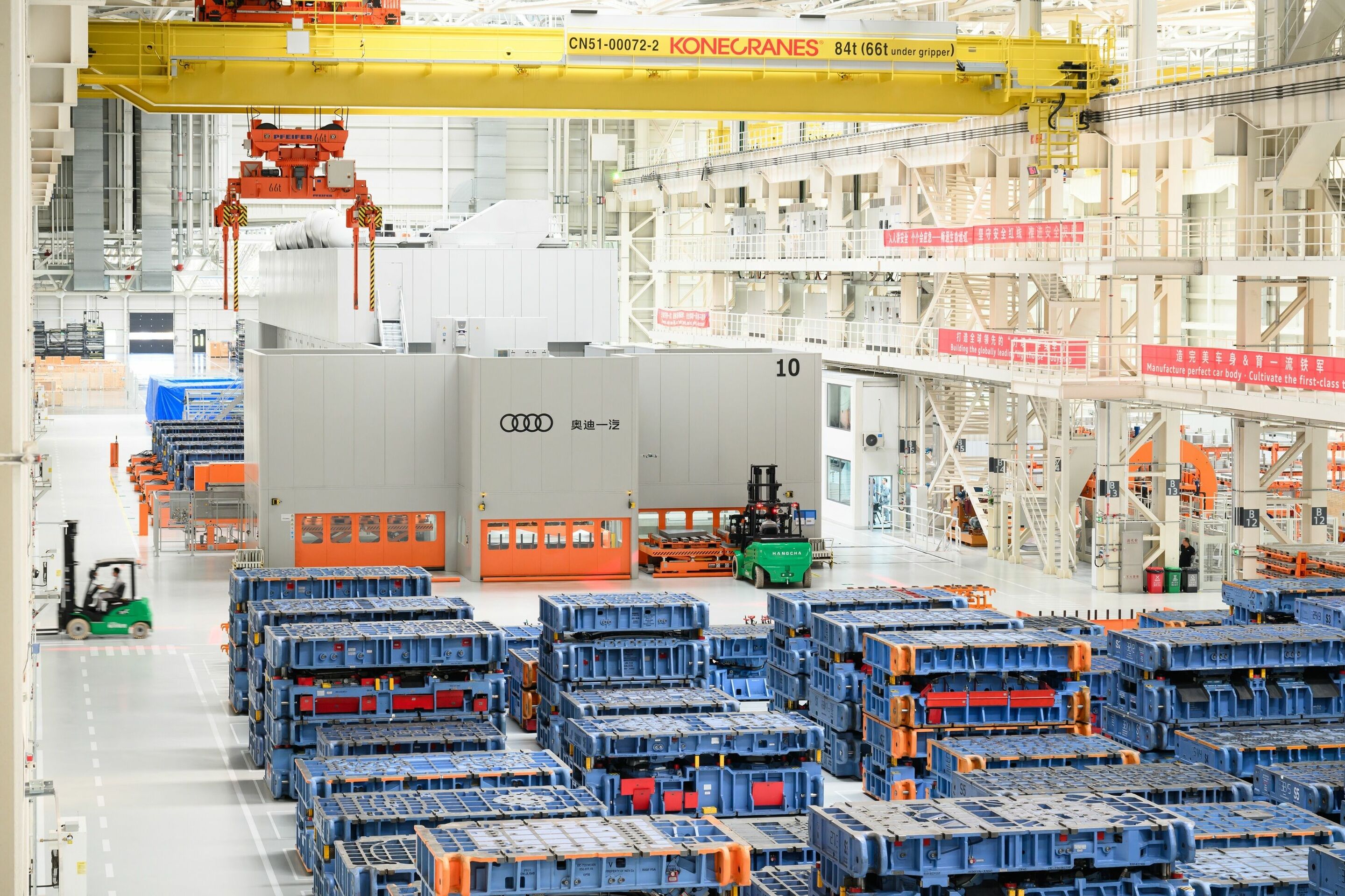 Neues Audi Werk in China startet Produktion von Elektromodellen - Hochmoderne Produktion bei der Audi FAW NEV Company in Changchun: das Presswerk