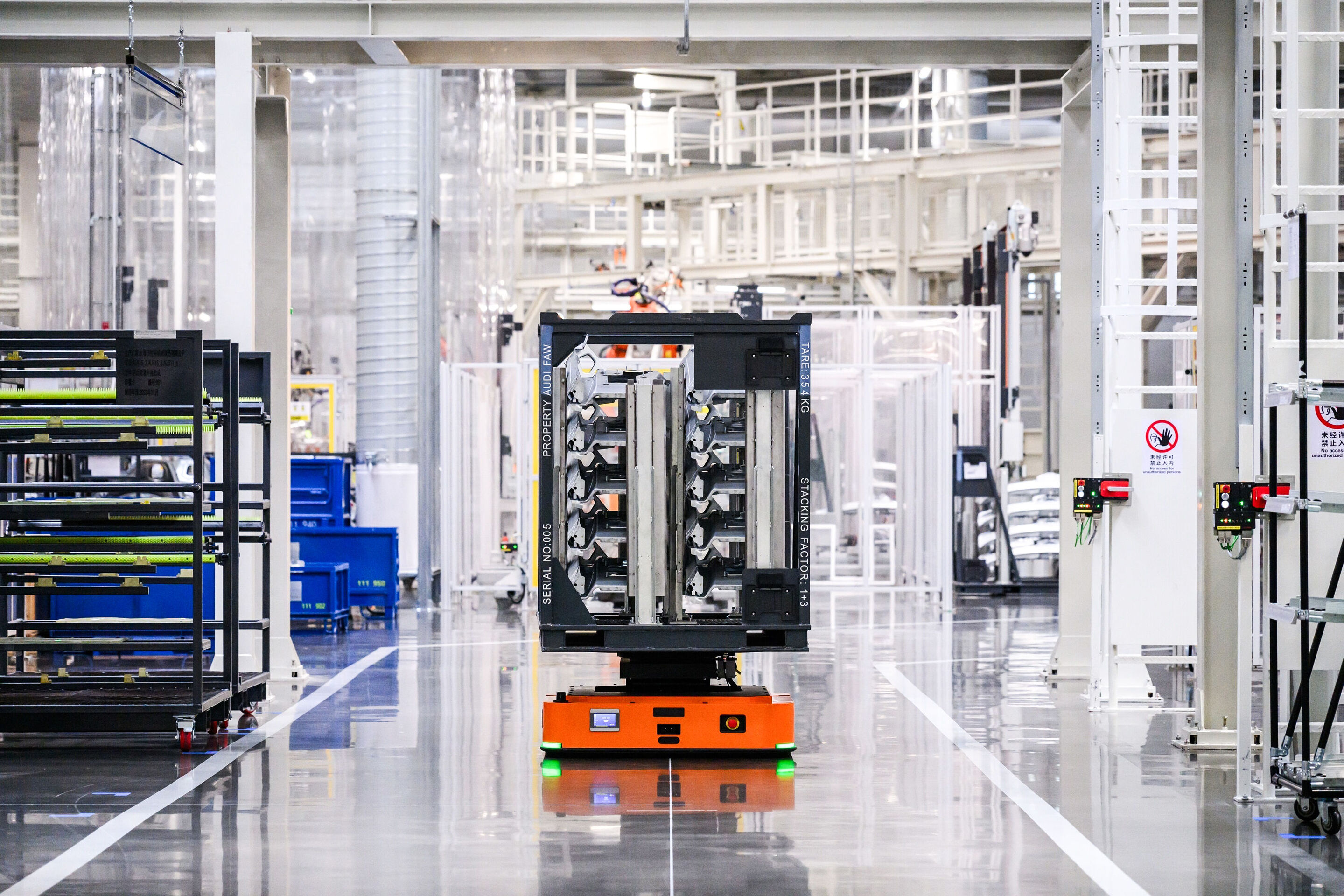 Neues Audi Werk in China startet Produktion von Elektromodellen - Hochmoderne Produktion bei der Audi FAW NEV Company in Changchun: automatisierte Logistik
