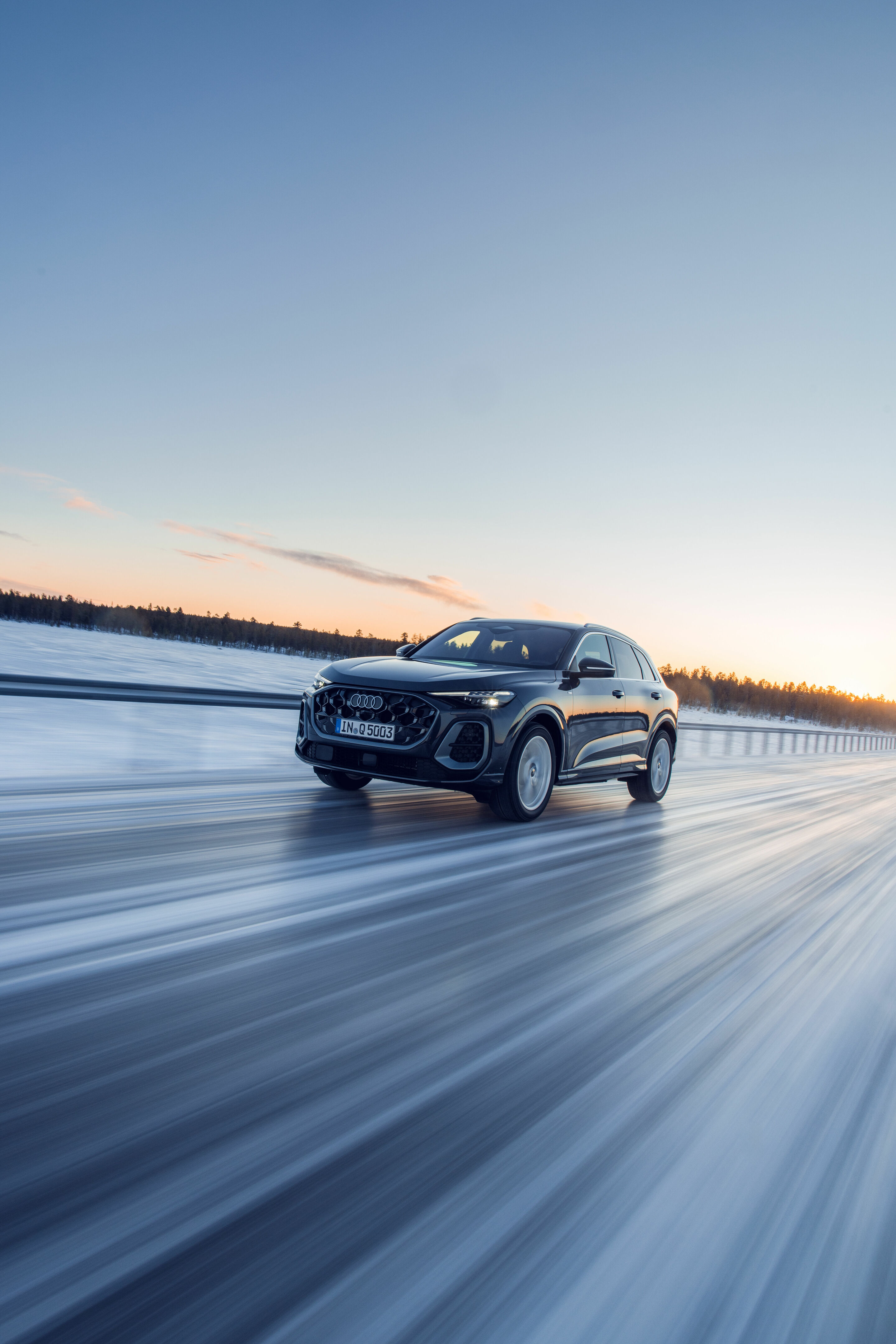 Audi Q5 SUV - Audi Q5 SUV im Schnee
Fahraufnahme,
Farbe: Tamboragrau Metallic