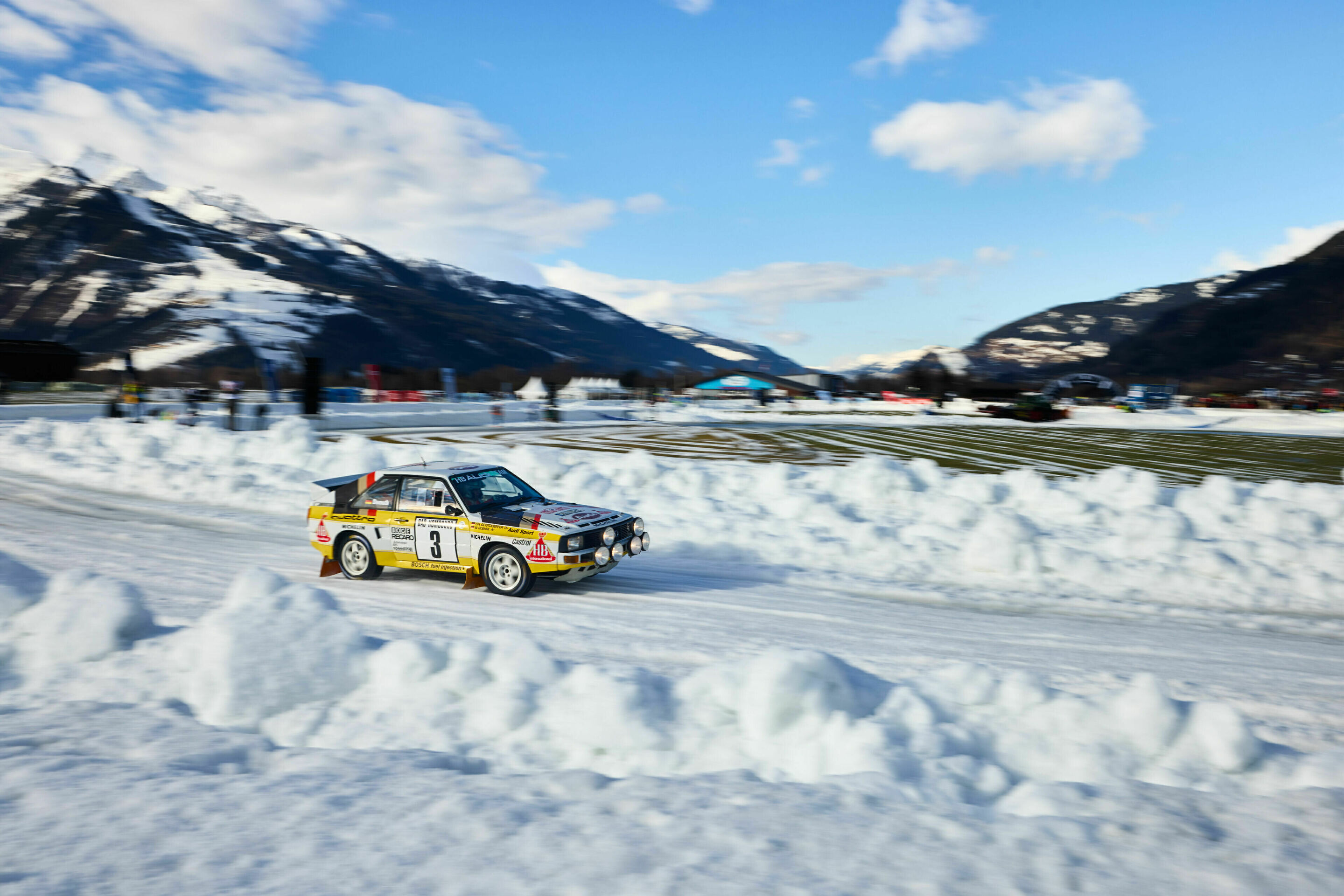 Audi Tradition startet in die Saison 2025 - Der zweifache Deutsche Rallyemeister Harald Demuth pilotiert beim F.A.T. Ice Race im österreichischen Zell am See (1. Februar 2025) einen Audi Sport quattro Rallye des Baujahrs 1984.