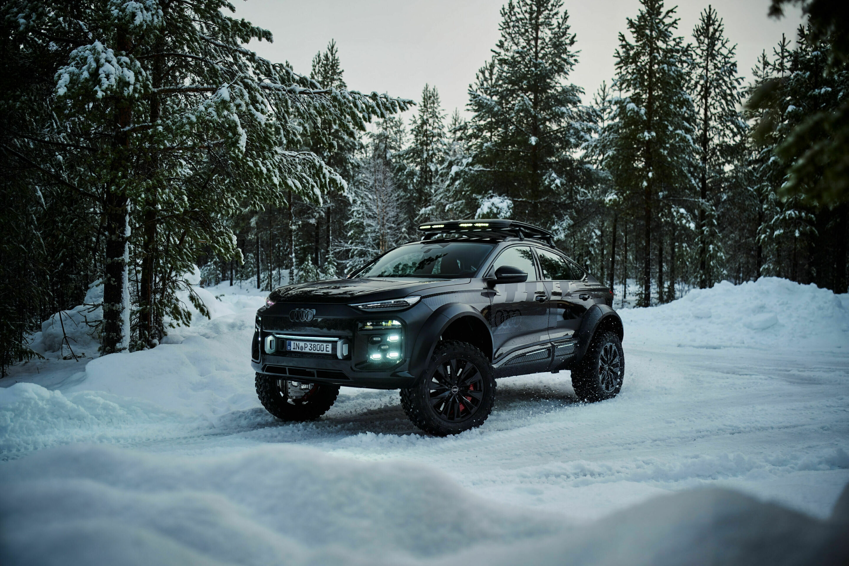 Audi Q6 e-tron offroad concept - Standaufnahme,
Farbe: Mythosschwarz Metallic, spezielle Folierung