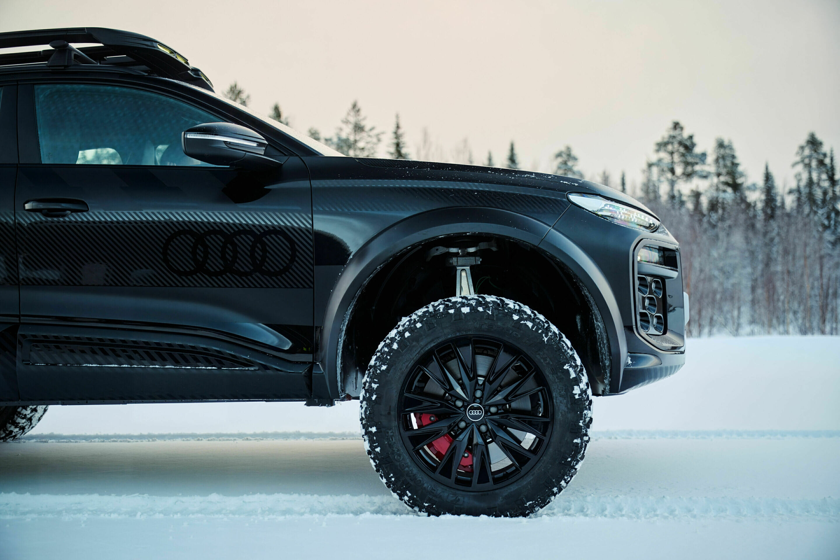 Audi Q6 e-tron offroad concept - Standaufnahme,
Farbe: Mythosschwarz Metallic, spezielle Folierung