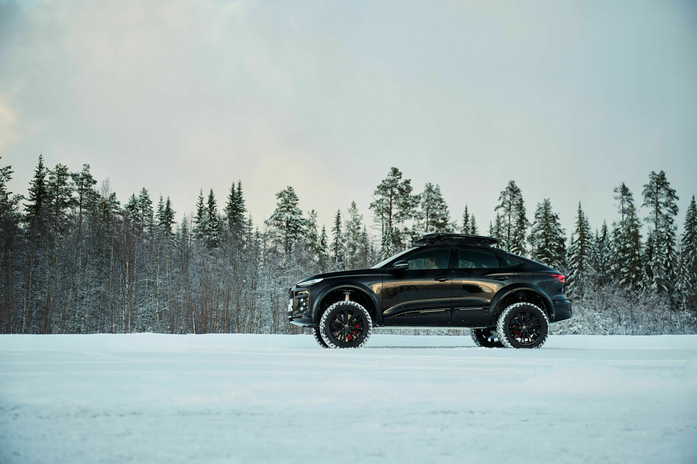 Audi Q6 e-tron offroad concept - Fahraufnahme,
Farbe: Mythosschwarz Metallic, spezielle Folierung