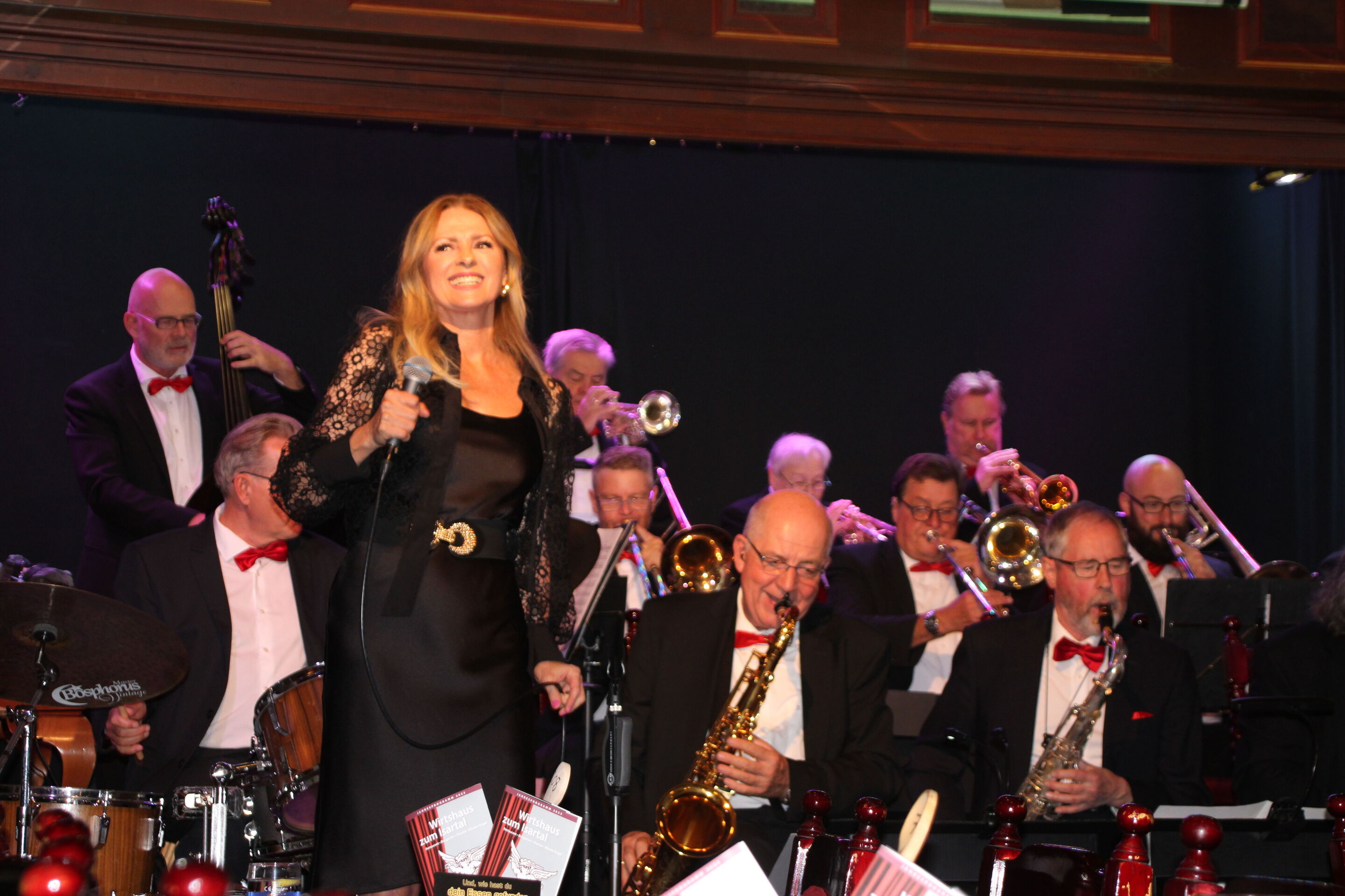 Jazz im Audi Forum: Wiedersehen mit dem Munich Swing Orchestra - Vokalistin Jasmin Bayer steht zusammen mit dem Munich Swing Orchestra auf der Bühne.