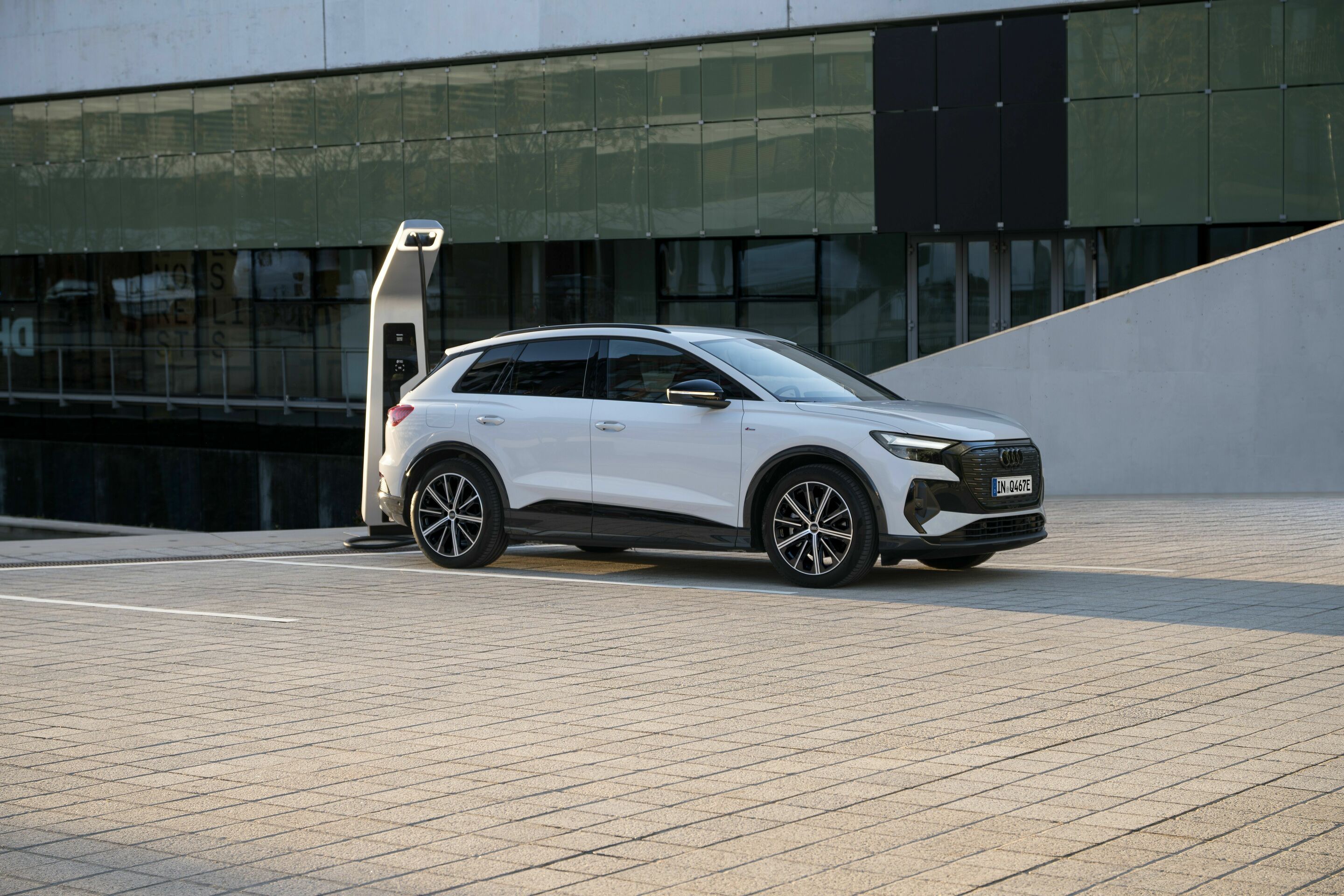 Audi Q4 40 e-tron - Standaufnahme, Farbe: Gletscherweiß Metallic