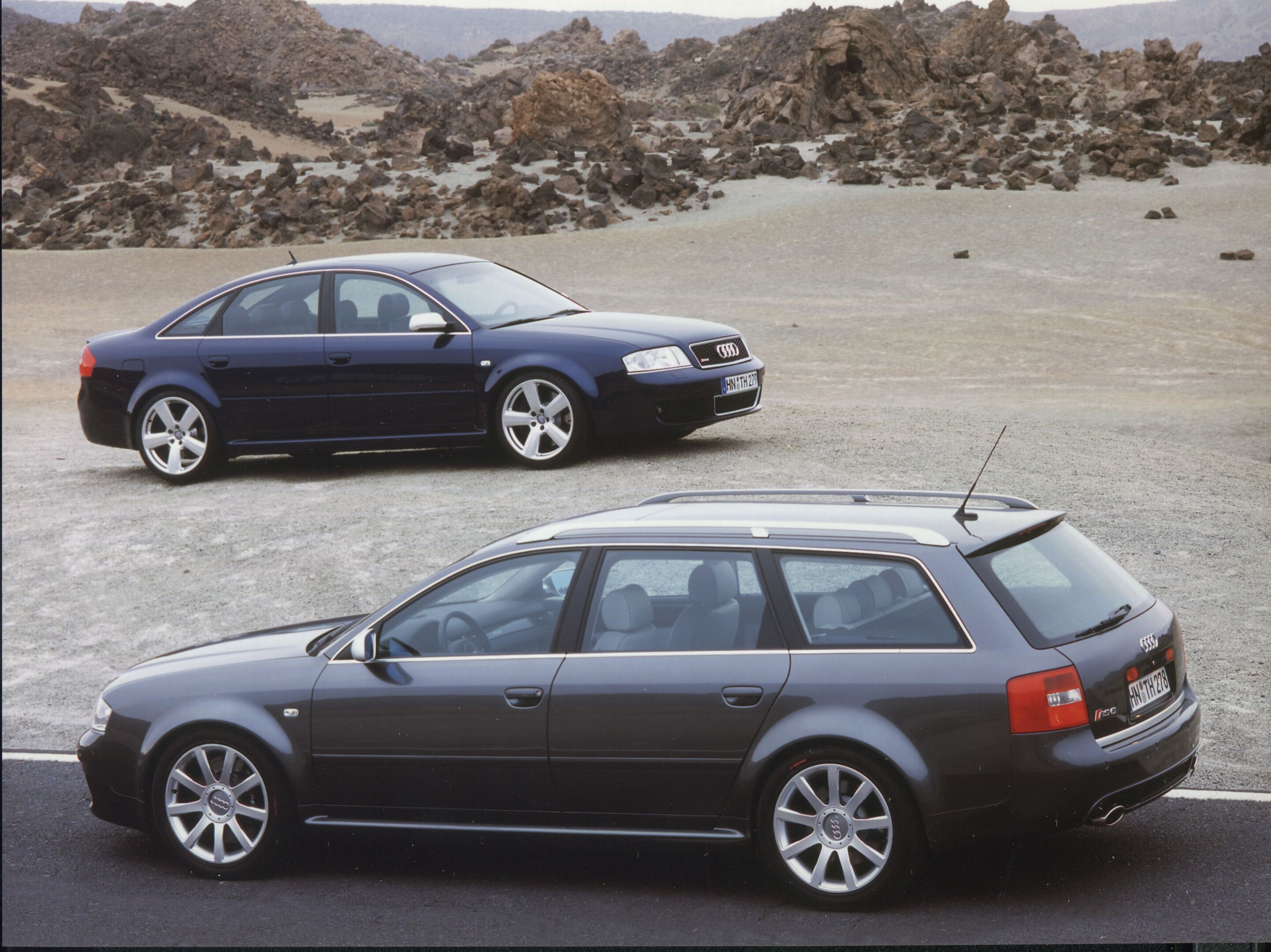 Audi Tradition zeigt Geschichte von Audi 100 und A6 - Aufnahme zur aktuellen Audi Tradition Ausstellung zur C-Baureihe im Audi Forum Neckarsulm: Audi RS6 Limousine und Audi RS6 Avant (C5).