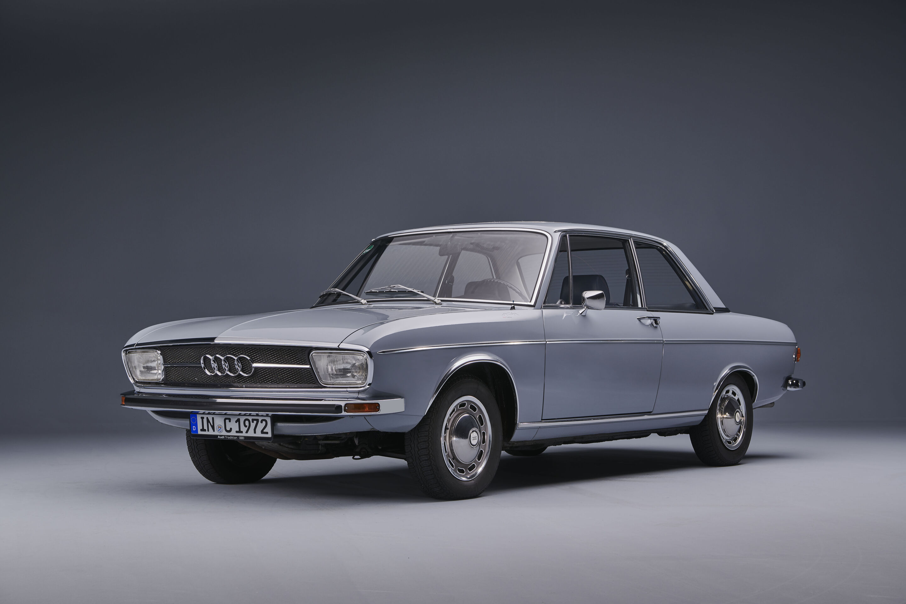 Audi Tradition zeigt Geschichte von Audi 100 und A6 - Aufnahme zur aktuellen Audi Tradition Ausstellung zur C-Baureihe im Audi Forum Neckarsulm: der Audi 100 der ersten Generation.