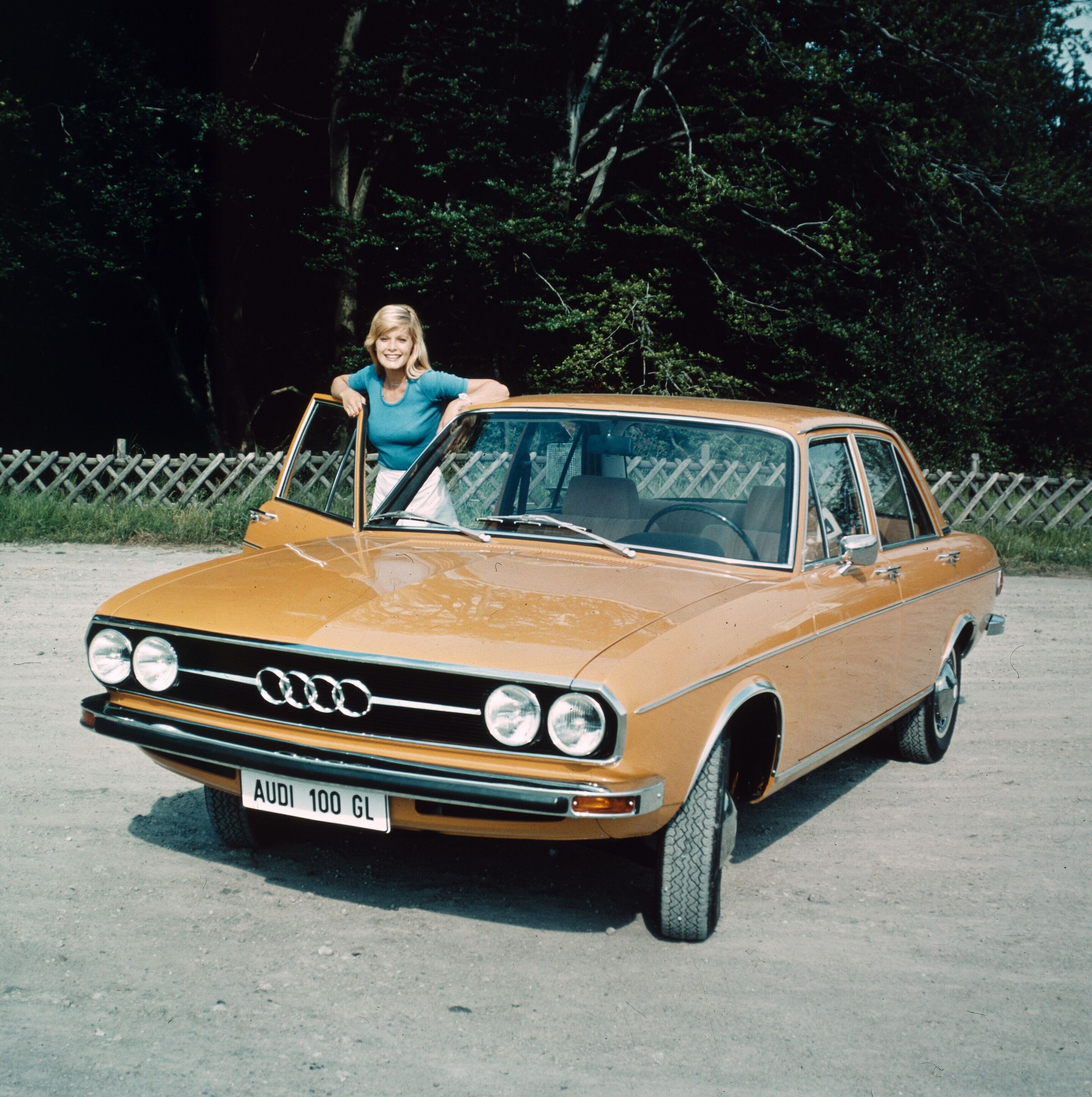 Audi Tradition zeigt Geschichte von Audi 100 und A6 - Historische Aufnahme zur aktuellen Audi Tradition Ausstellung zur C-Baureihe im Audi Forum Neckarsulm: der Audi 100 der ersten Generation.