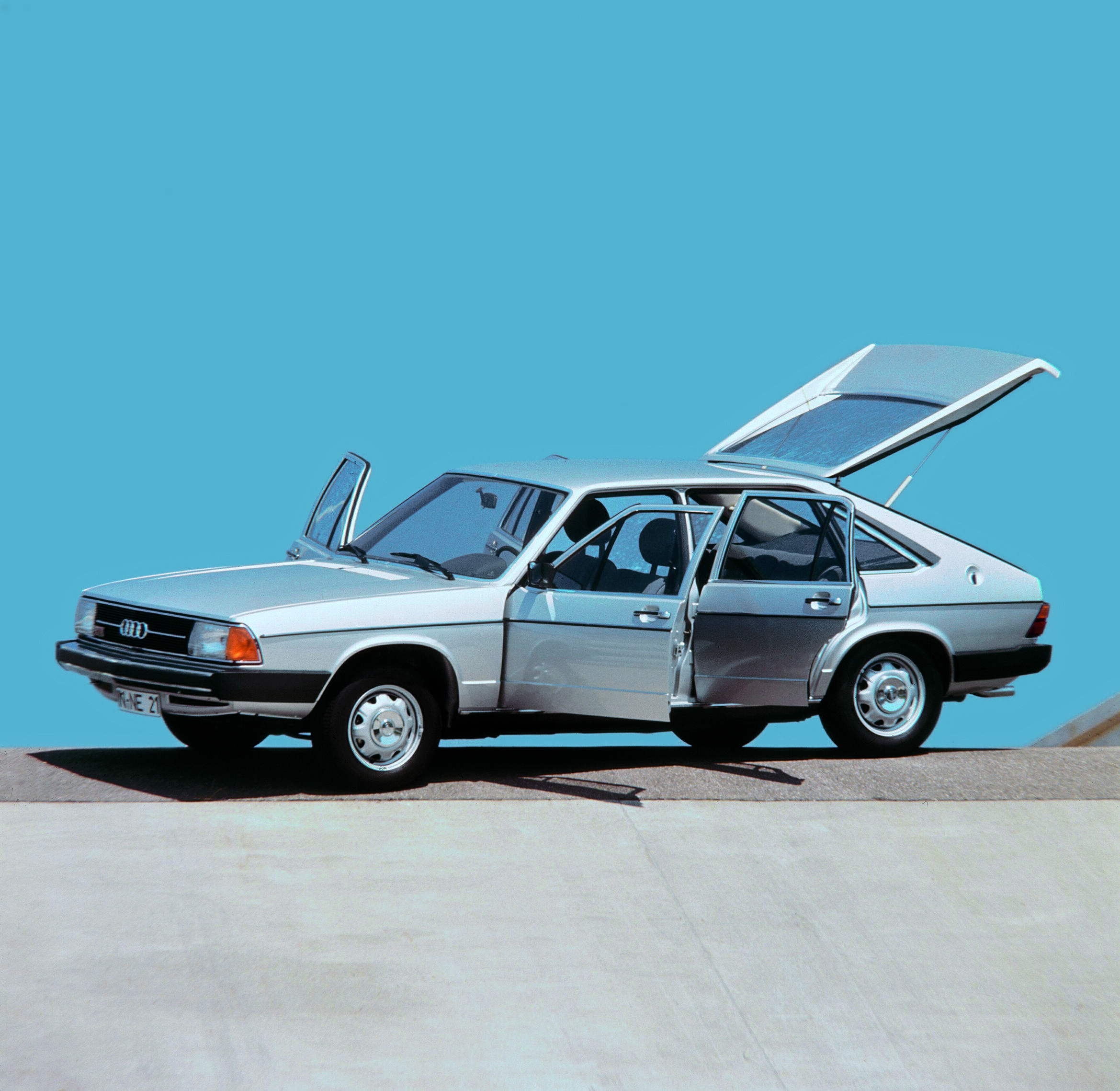 Audi Tradition zeigt Geschichte von Audi 100 und A6 - Historische Aufnahme zur aktuellen Audi Tradition Ausstellung zur C-Baureihe im Audi Forum Neckarsulm: Ab dem Jahr 1977 folgt eine Modellversion mit Schrägheck, die als Audi 100 Avant (C2) in den Handel...