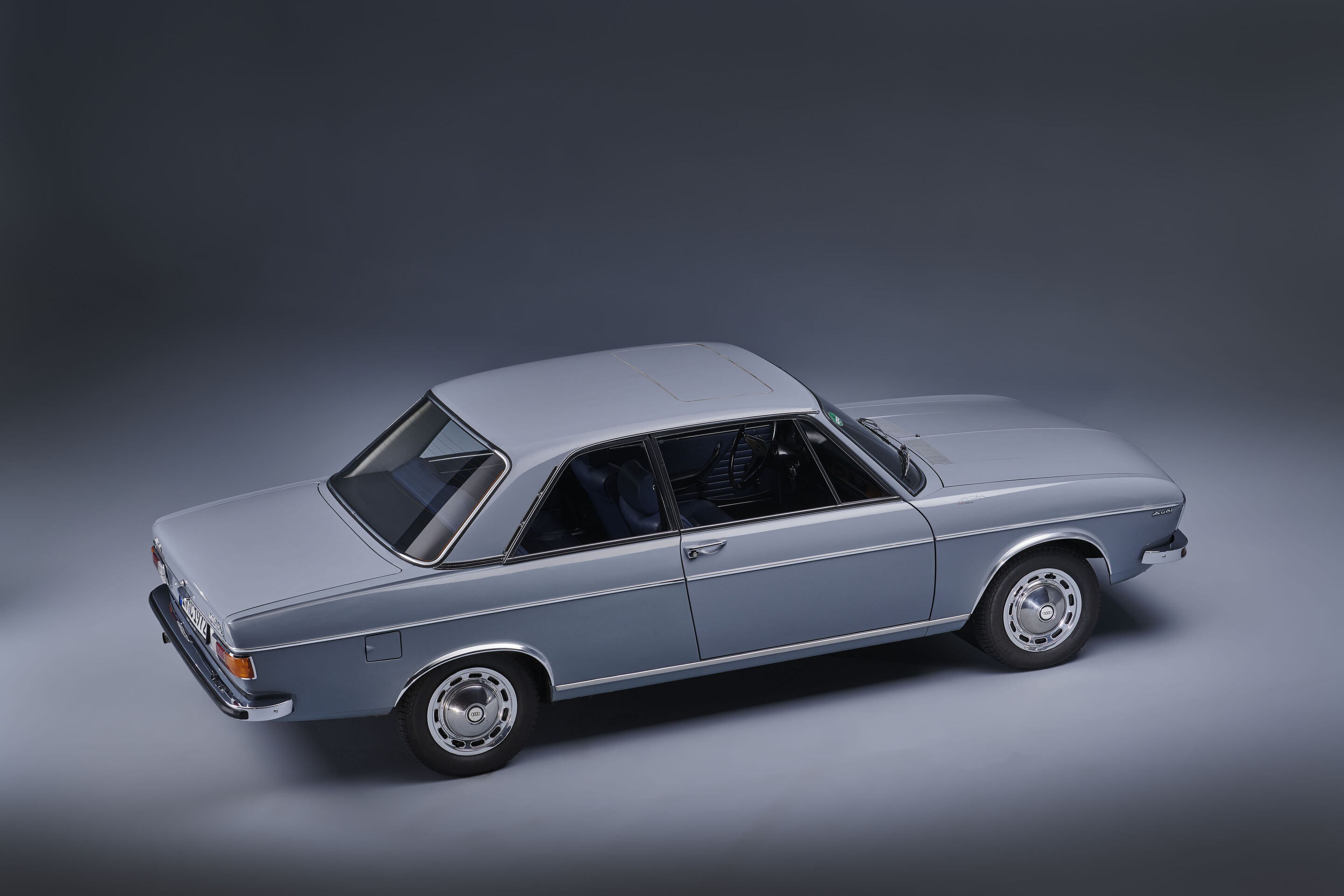 Audi Tradition zeigt Geschichte von Audi 100 und A6 - Aufnahme zur aktuellen Audi Tradition Ausstellung zur C-Baureihe im Audi Forum Neckarsulm: der Audi 100 der ersten Generation.