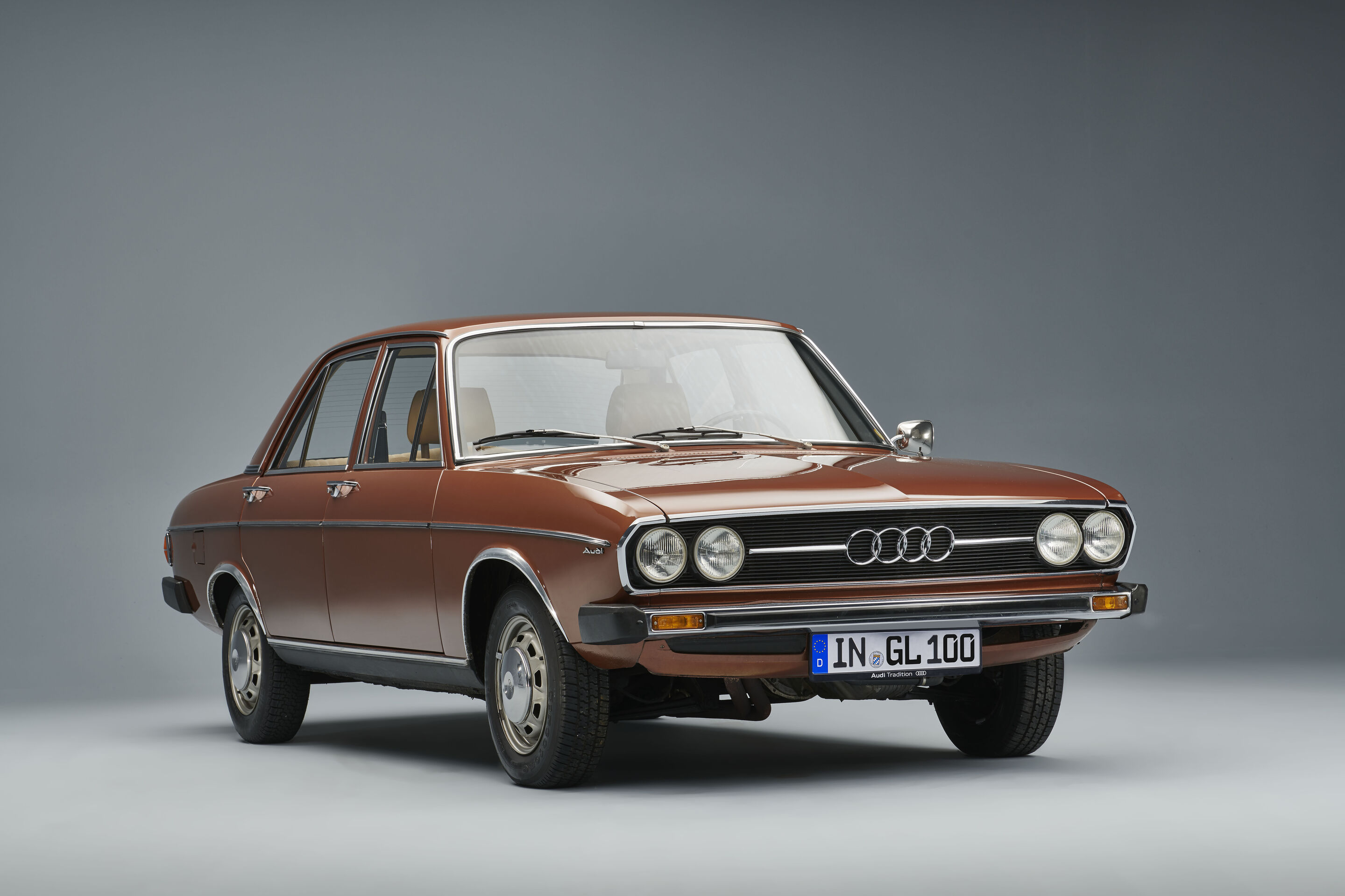 Audi Tradition zeigt Geschichte von Audi 100 und A6 - Aufnahme zur aktuellen Audi Tradition Ausstellung zur C-Baureihe im Audi Forum Neckarsulm: der Audi 100 der ersten Generation.
