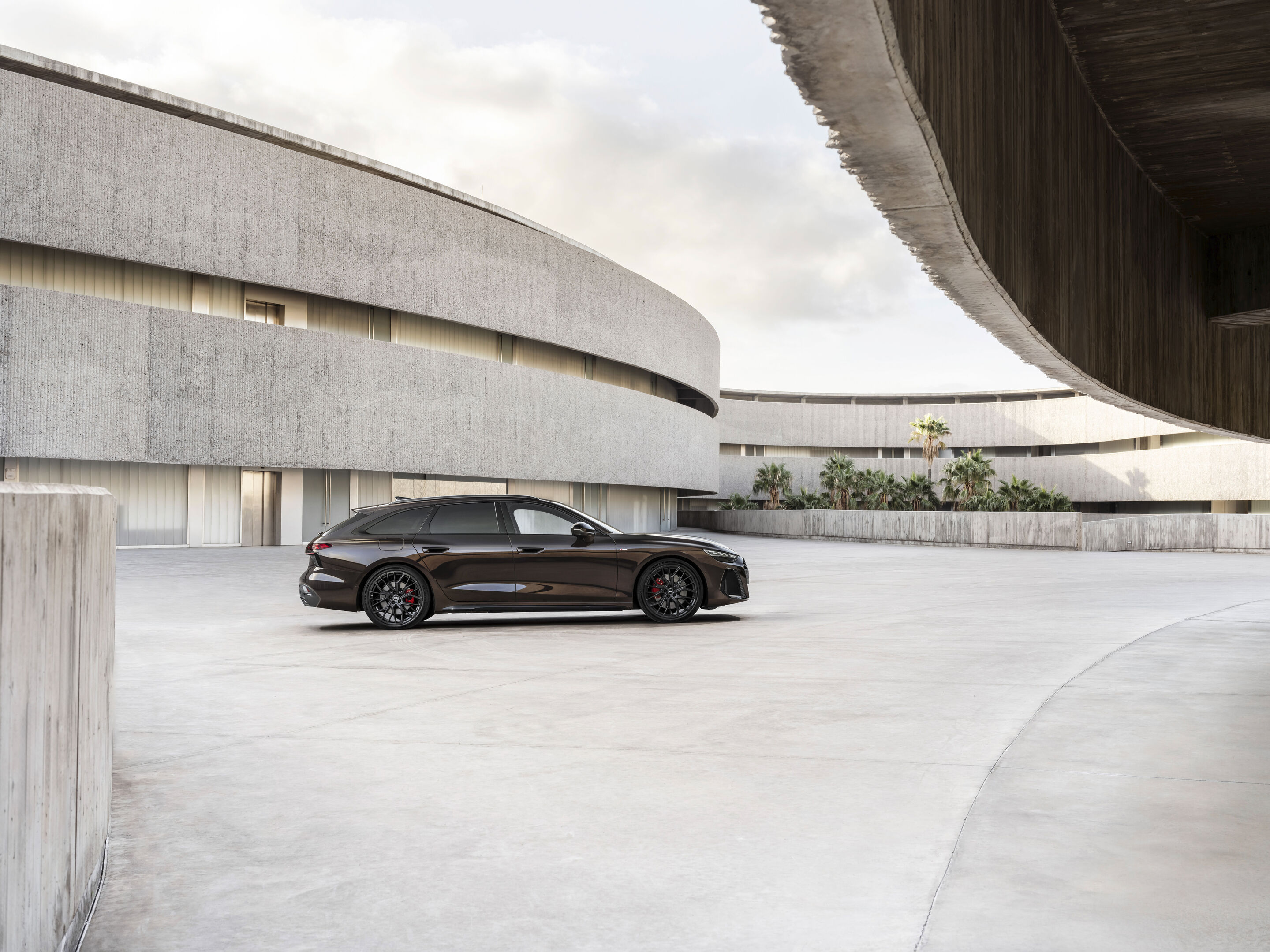Audi A6 Avant - Standaufnahme, 
Farbe: Madeirabraun Metallic