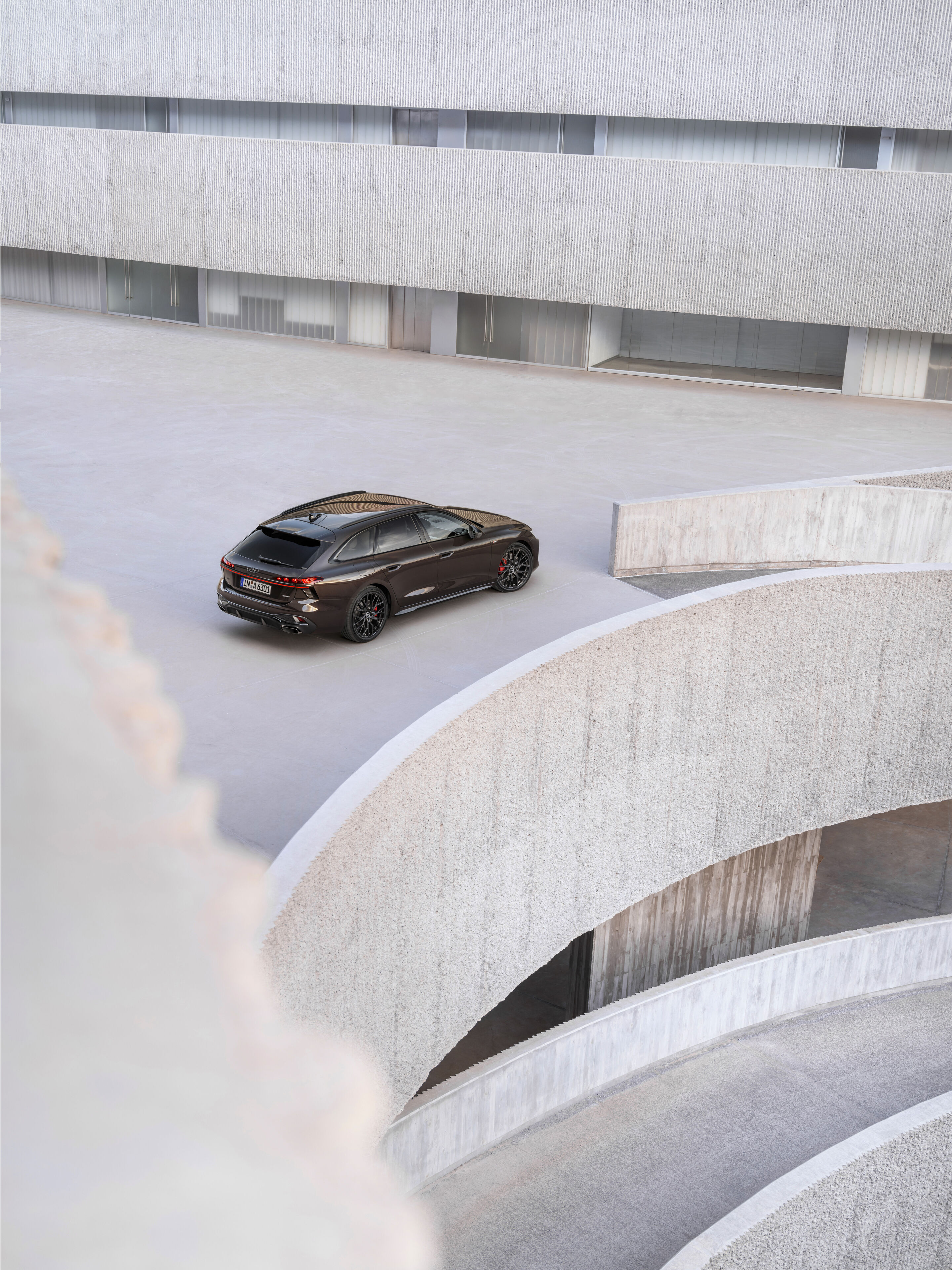 Audi A6 Avant - Standaufnahme, 
Farbe: Madeirabraun Metallic