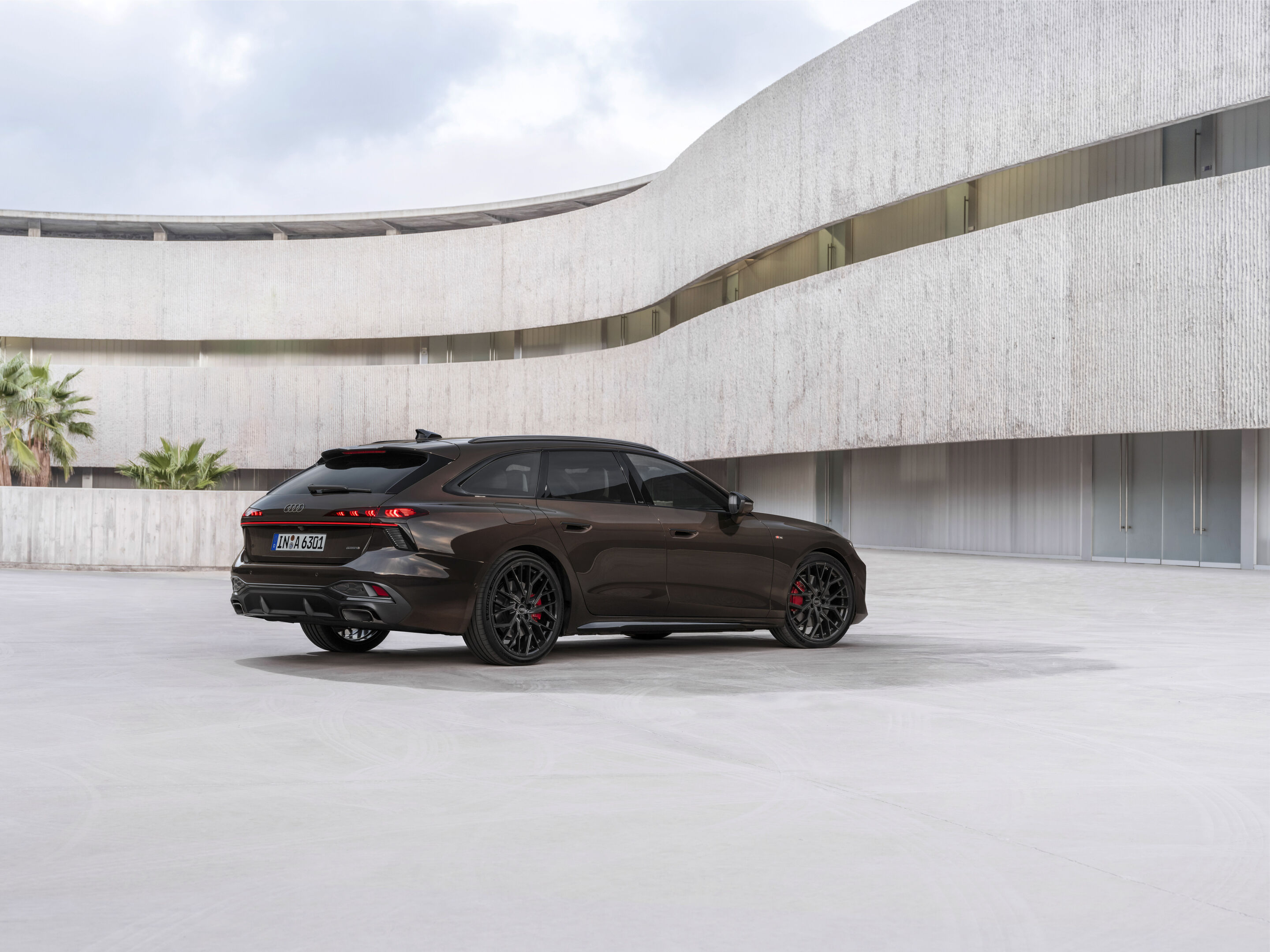 Audi A6 Avant - Standaufnahme, 
Farbe: Madeirabraun Metallic