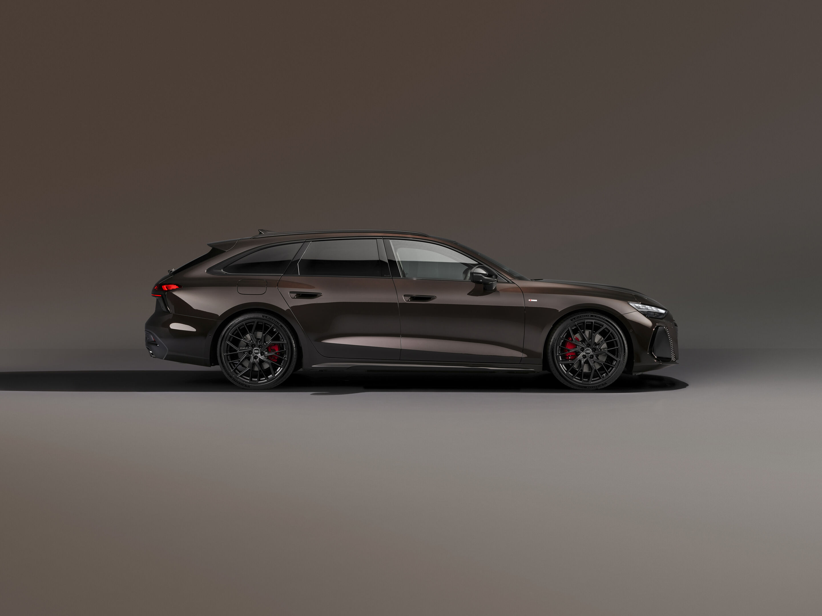 Audi A6 Avant - Standaufnahme,
Farbe: Madeirabraun Metallic