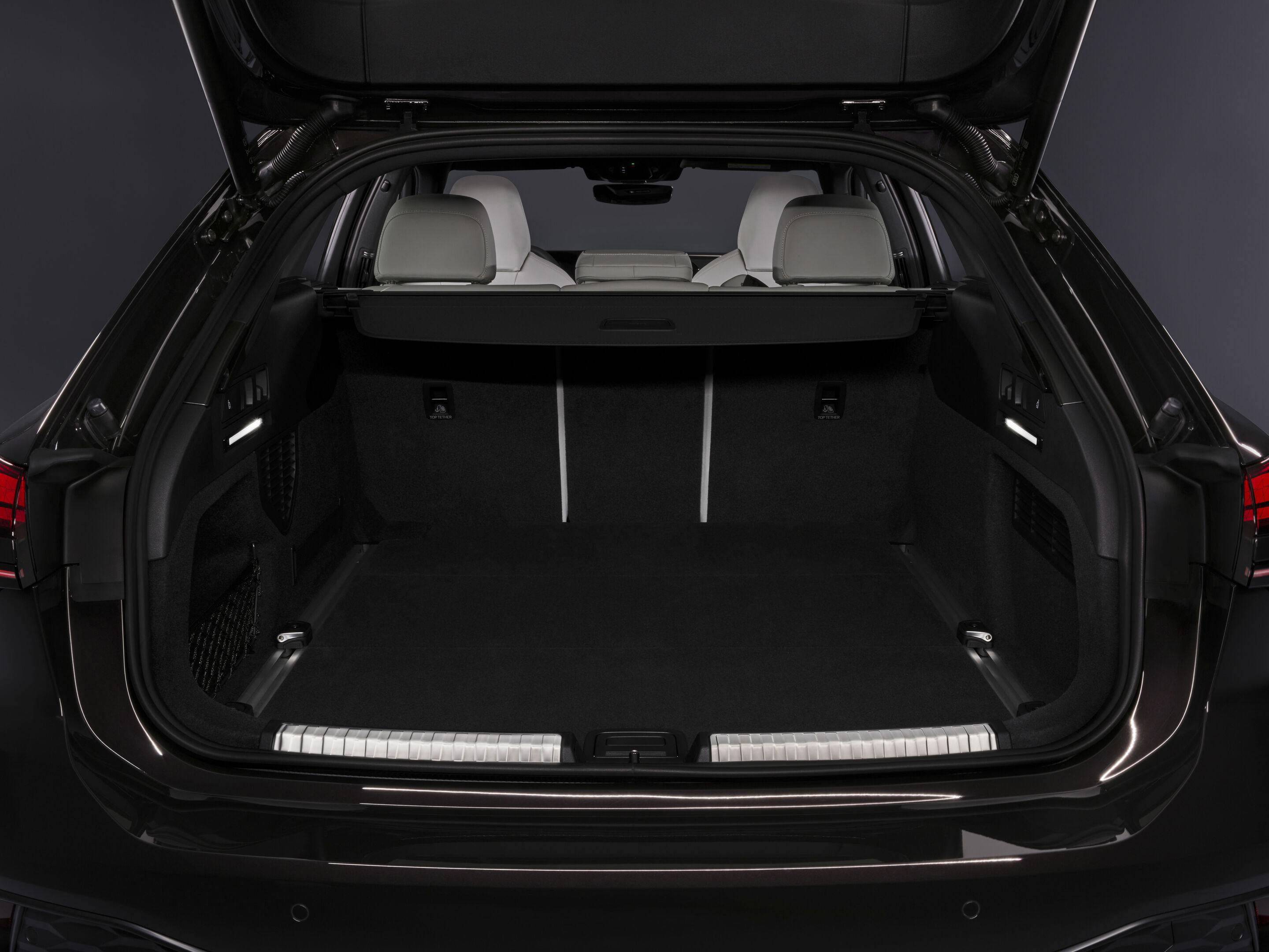 Audi A6 Avant - Luggage compartment, 
Colour: Madeira Brown metallic