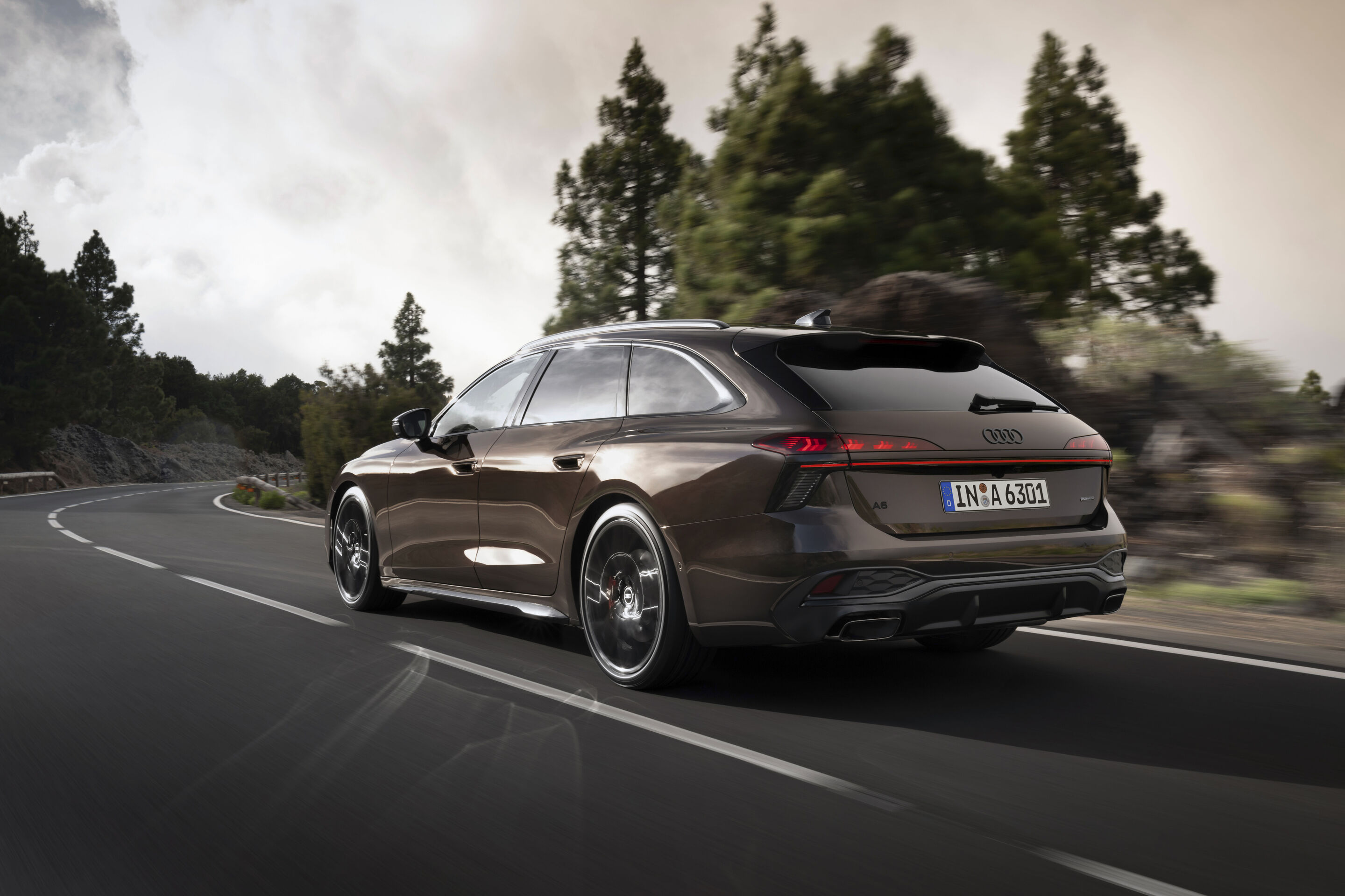 Audi A6 Avant - Fahraufnahme,
Farbe: Madeirabraun Metallic