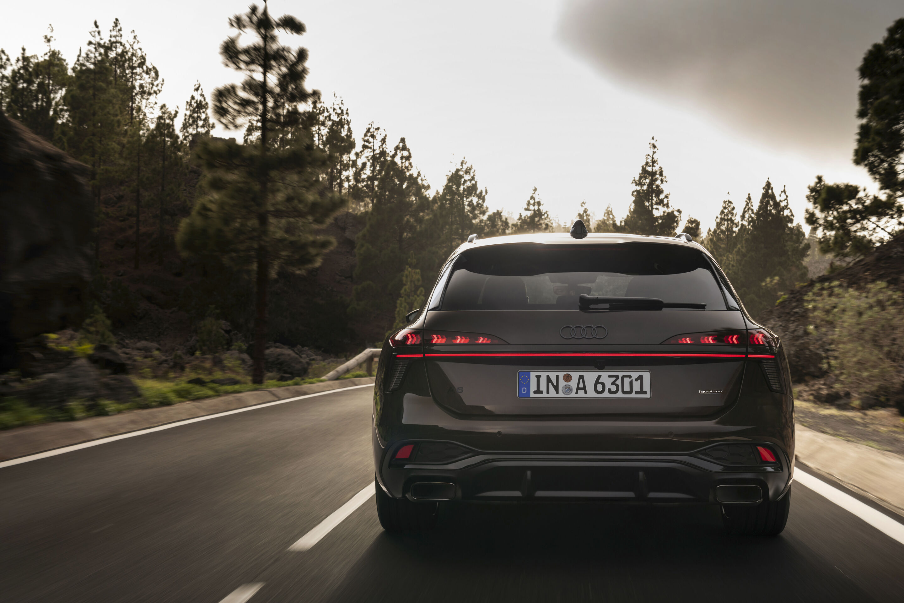 Audi A6 Avant - Fahraufnahme,
Farbe: Madeirabraun Metallic