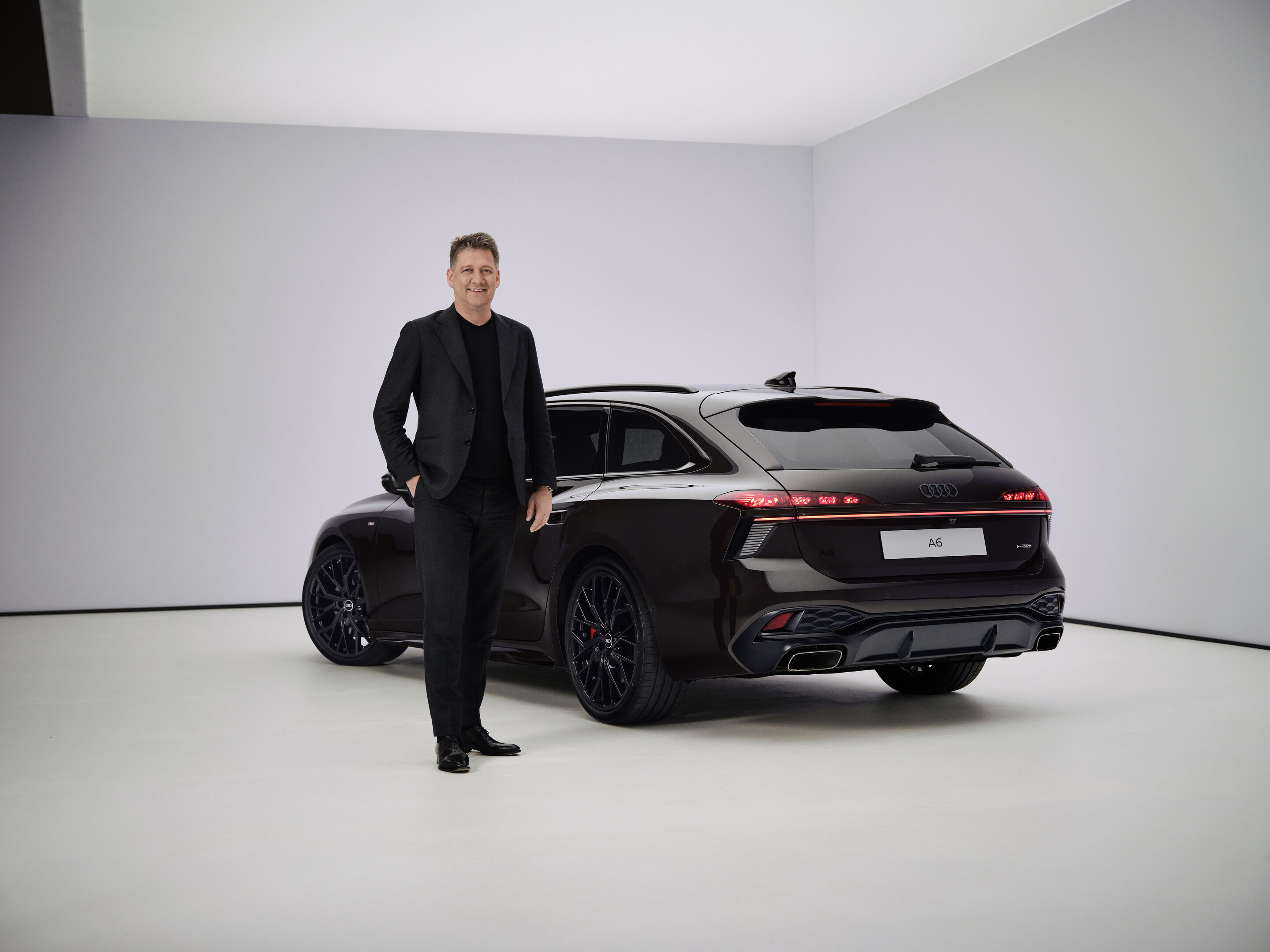 Audi A6 Avant - Audi CEO Gernot Döllner am Audi A6 Avant