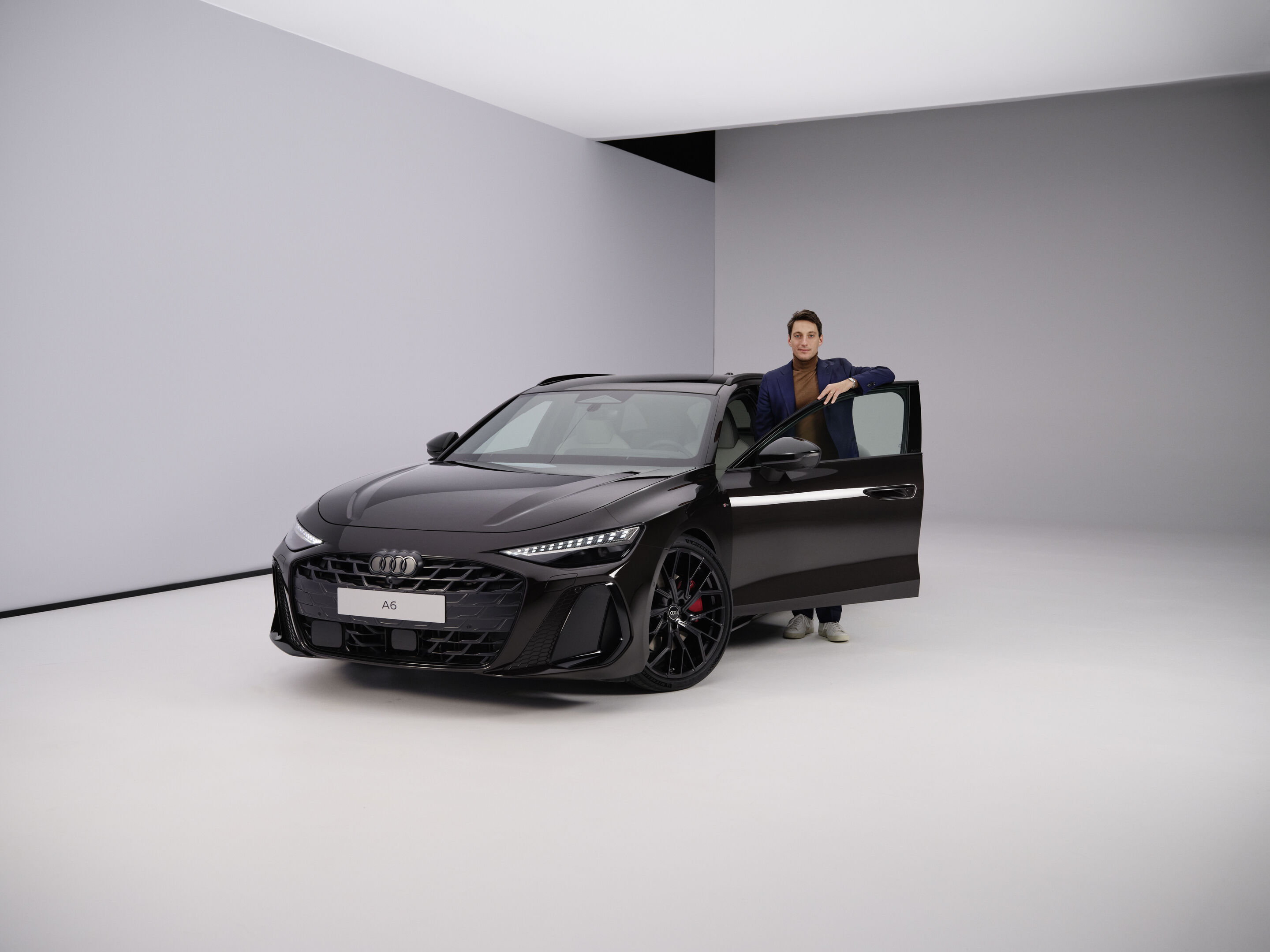 Audi A6 Avant - Geoffrey Bouquot, Mitglied des Vorstands der AUDI AG für Technische Entwicklung, am Audi A6 Avant