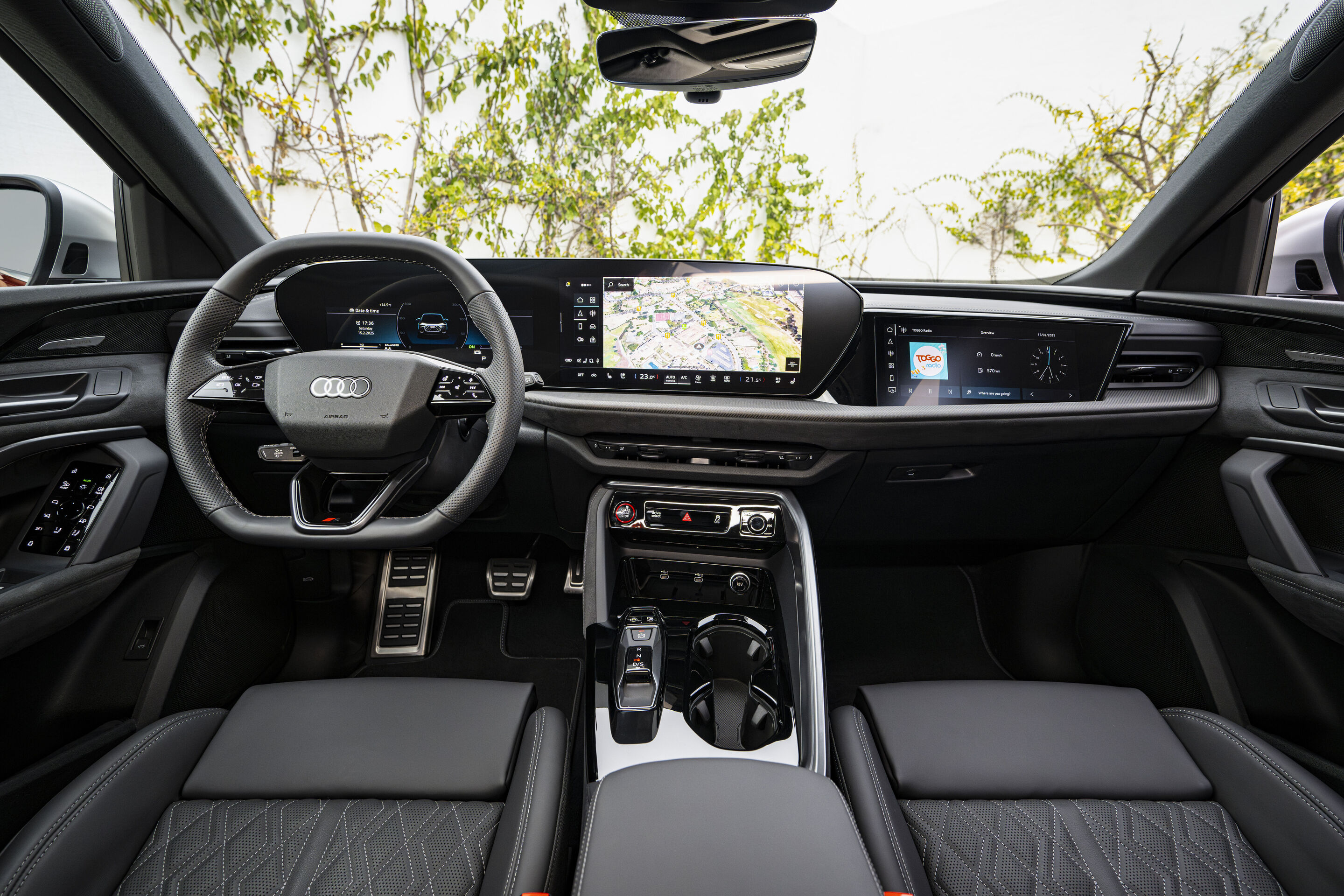 Audi SQ5 Sportback - Cockpit,
Farbe: Grenadinrot Metallic