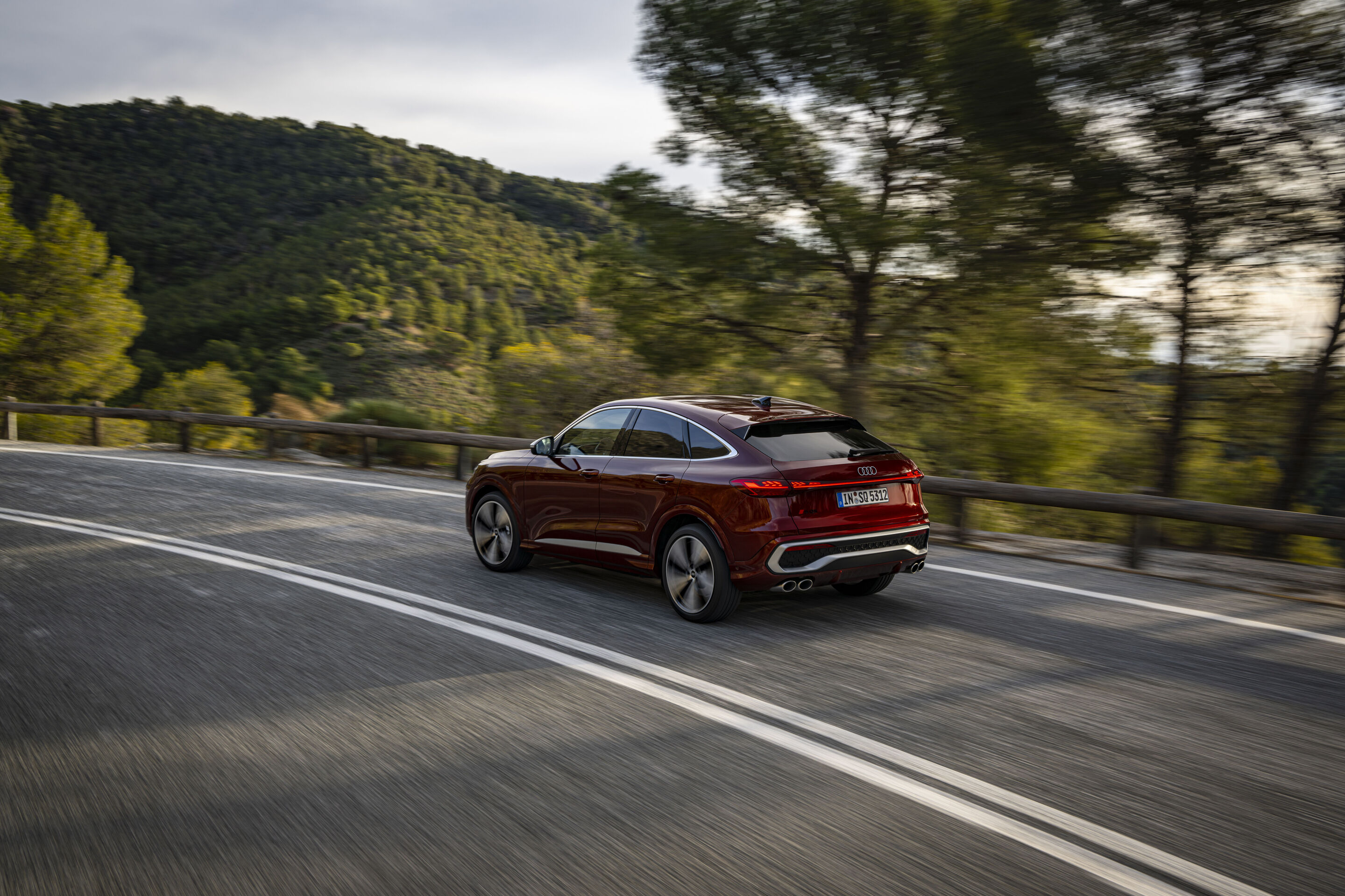 Audi SQ5 Sportback - Fahraufnahme,
Farbe: Grenadinrot Metallic