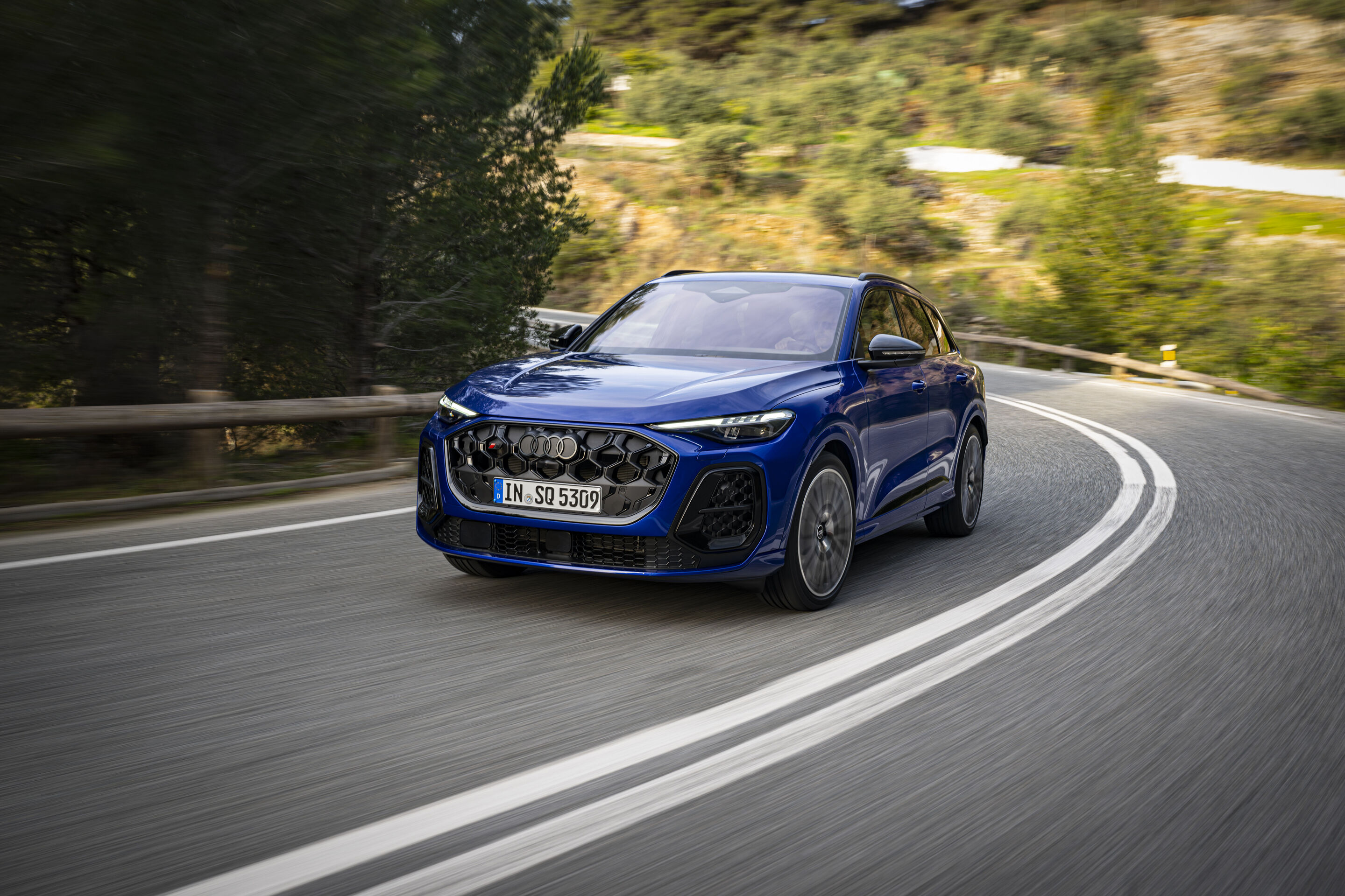 Audi SQ5 - Fahraufnahme,
Farbe: Ultrablau Metallic