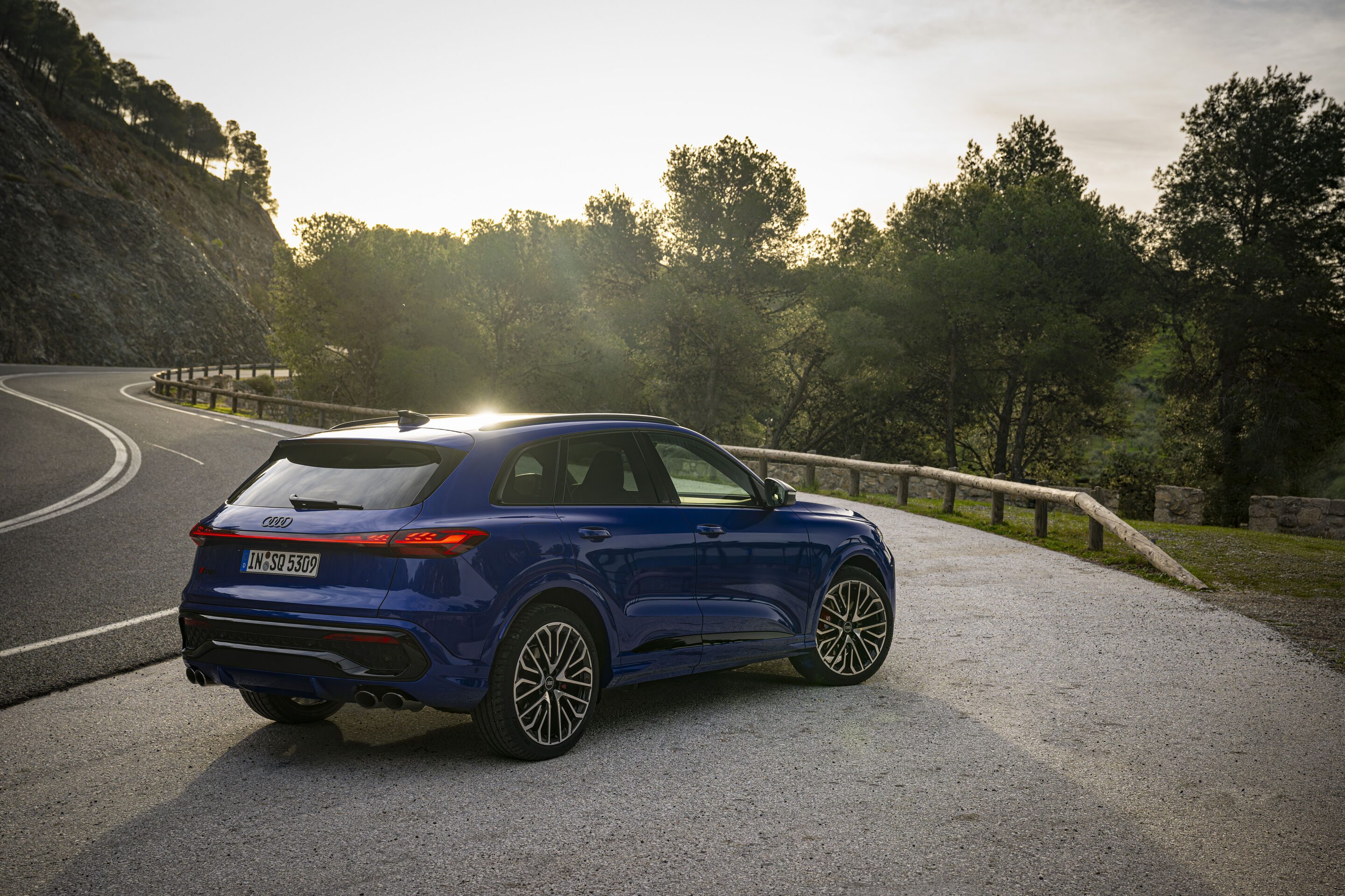 Audi SQ5 - Standaufnahme, 
Farbe: Ultrablau Metallic
