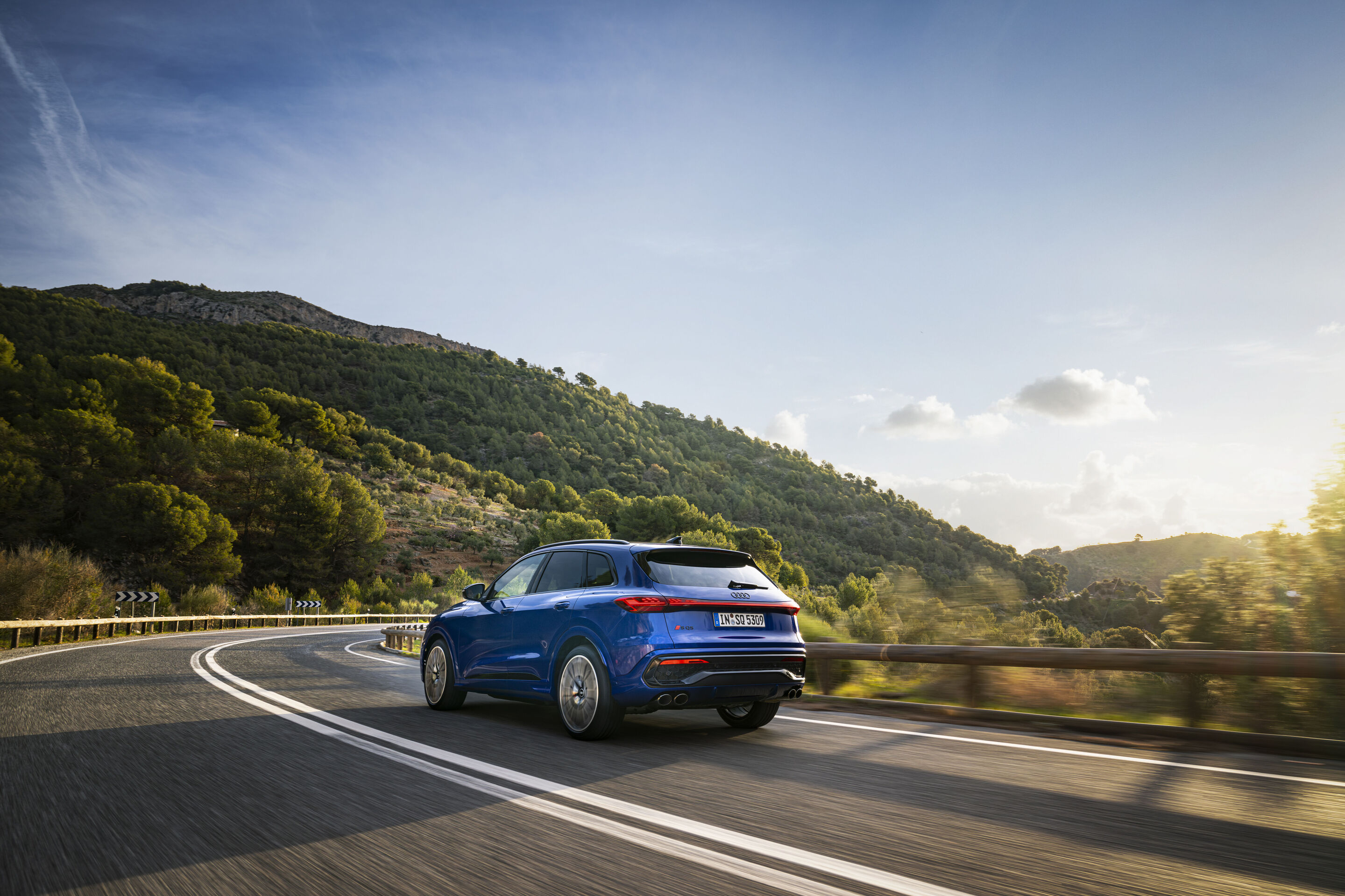 Audi SQ5 - Fahraufnahme,
Farbe: Ultrablau Metallic