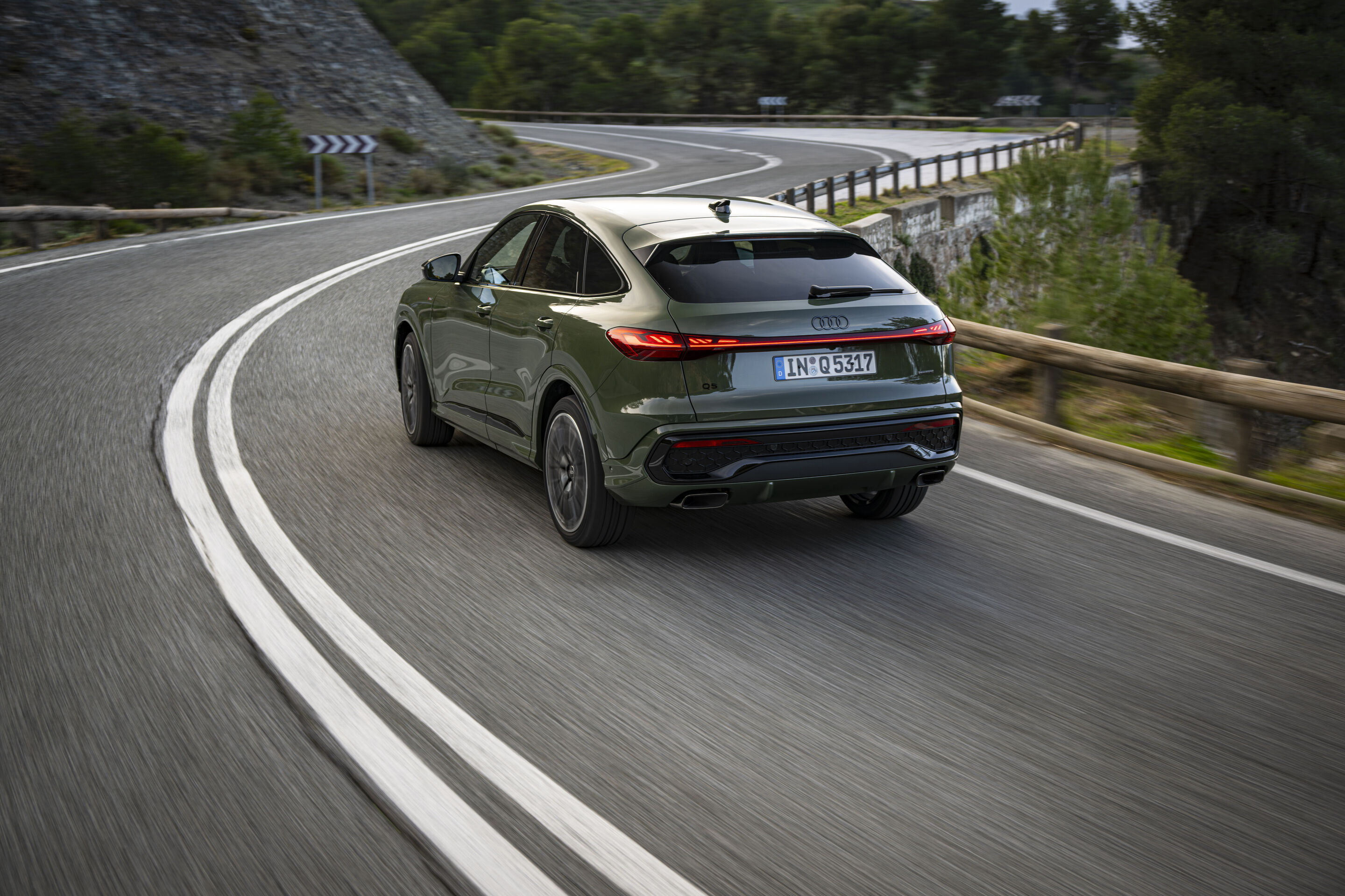 Audi Q5 Sportback - Fahraufnahme,
Farbe: Distriktgrün Metallic