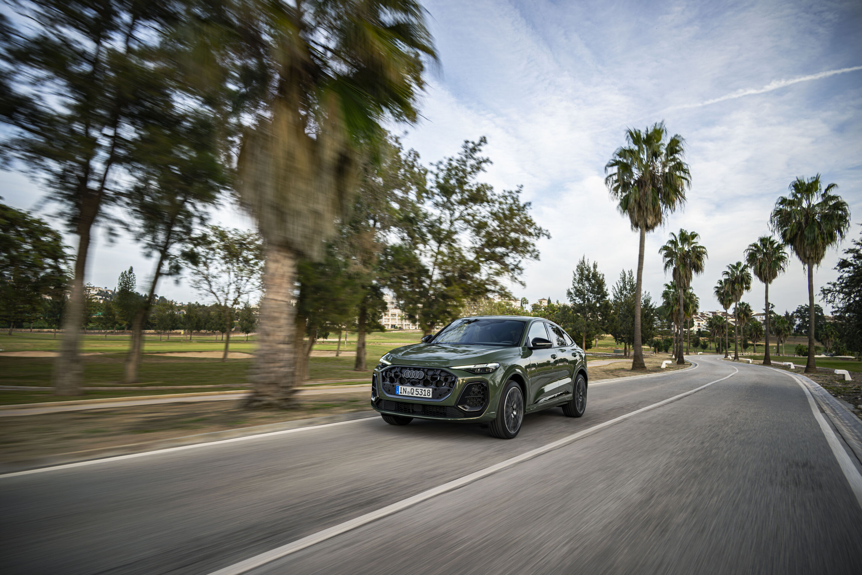 Audi Q5 Sportback - Fahraufnahme,
Farbe: Distriktgrün Metallic