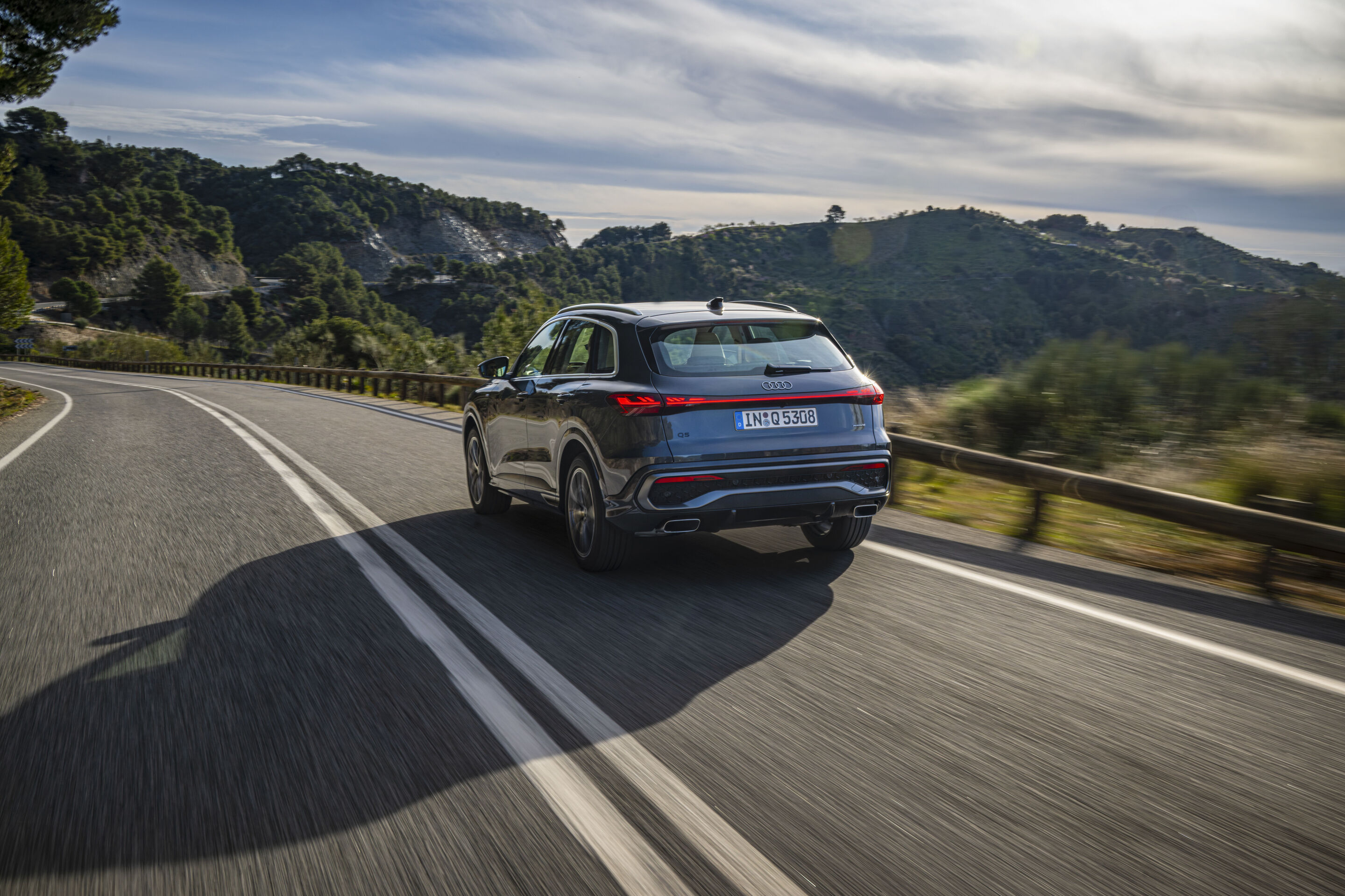 Audi Q5 SUV - Fahraufnahme,
Farbe: Tamboragrau Metallic