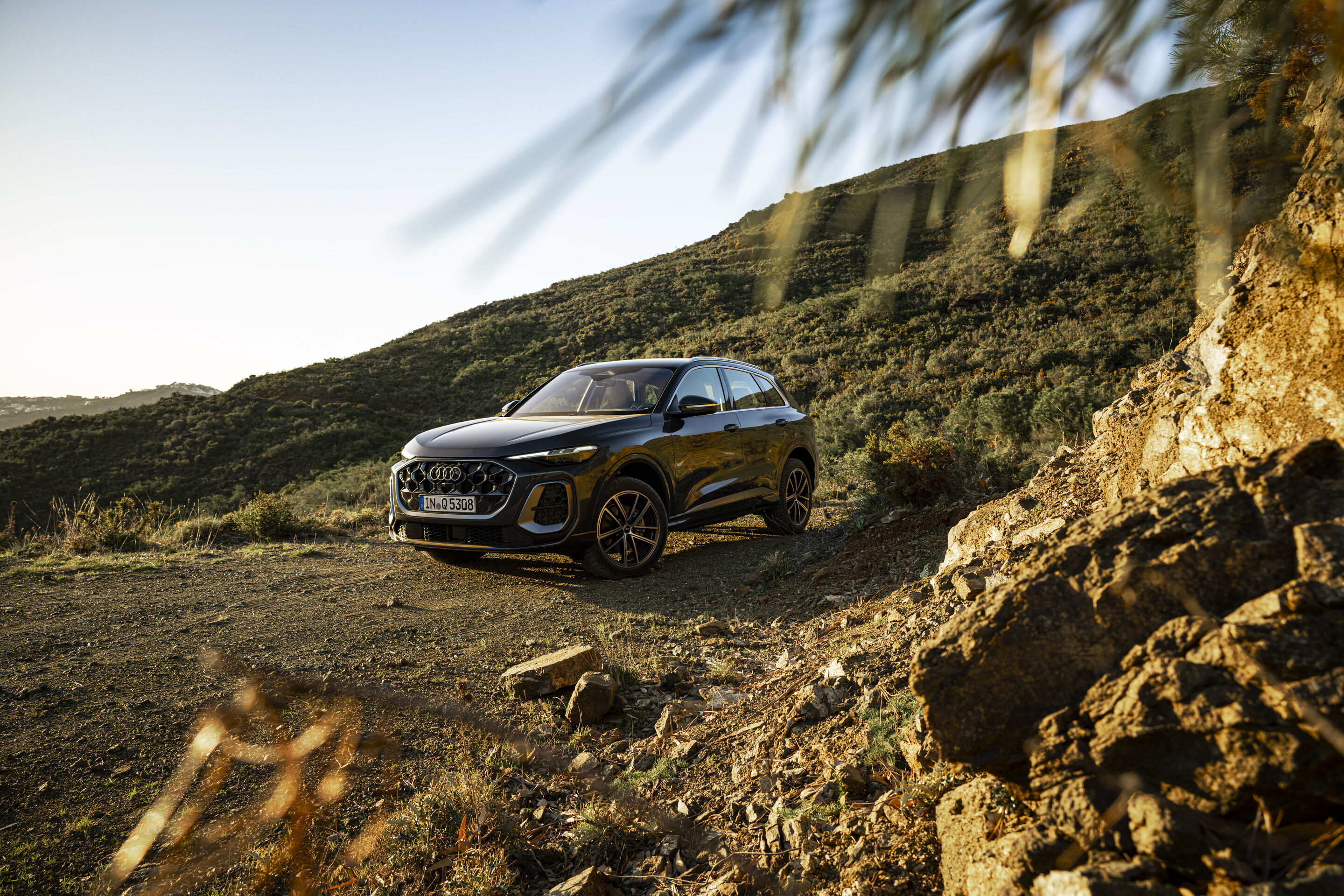 Audi Q5 SUV - Static photo,
Colour: Tambora grey metallic