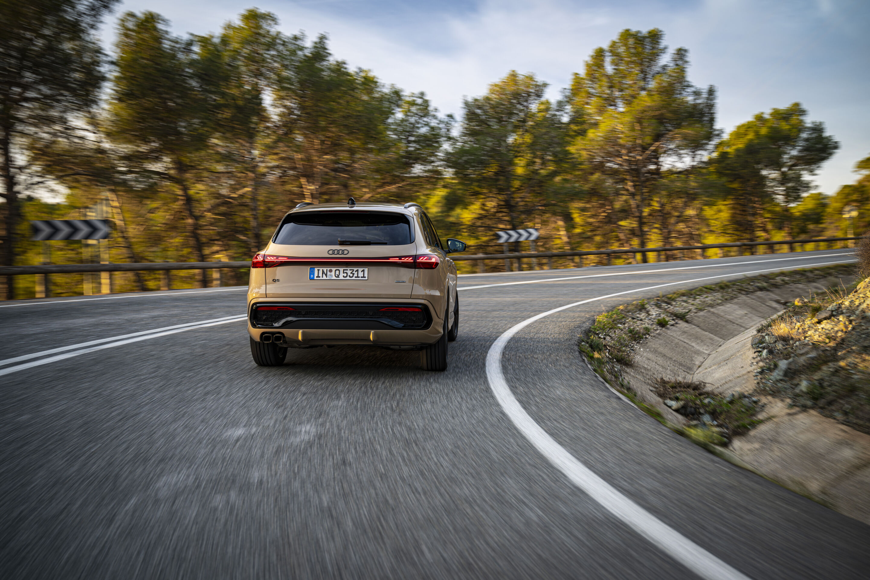 Audi Q5 SUV - Fahraufnahme, 
Farbe: Sakhirgold Metallic