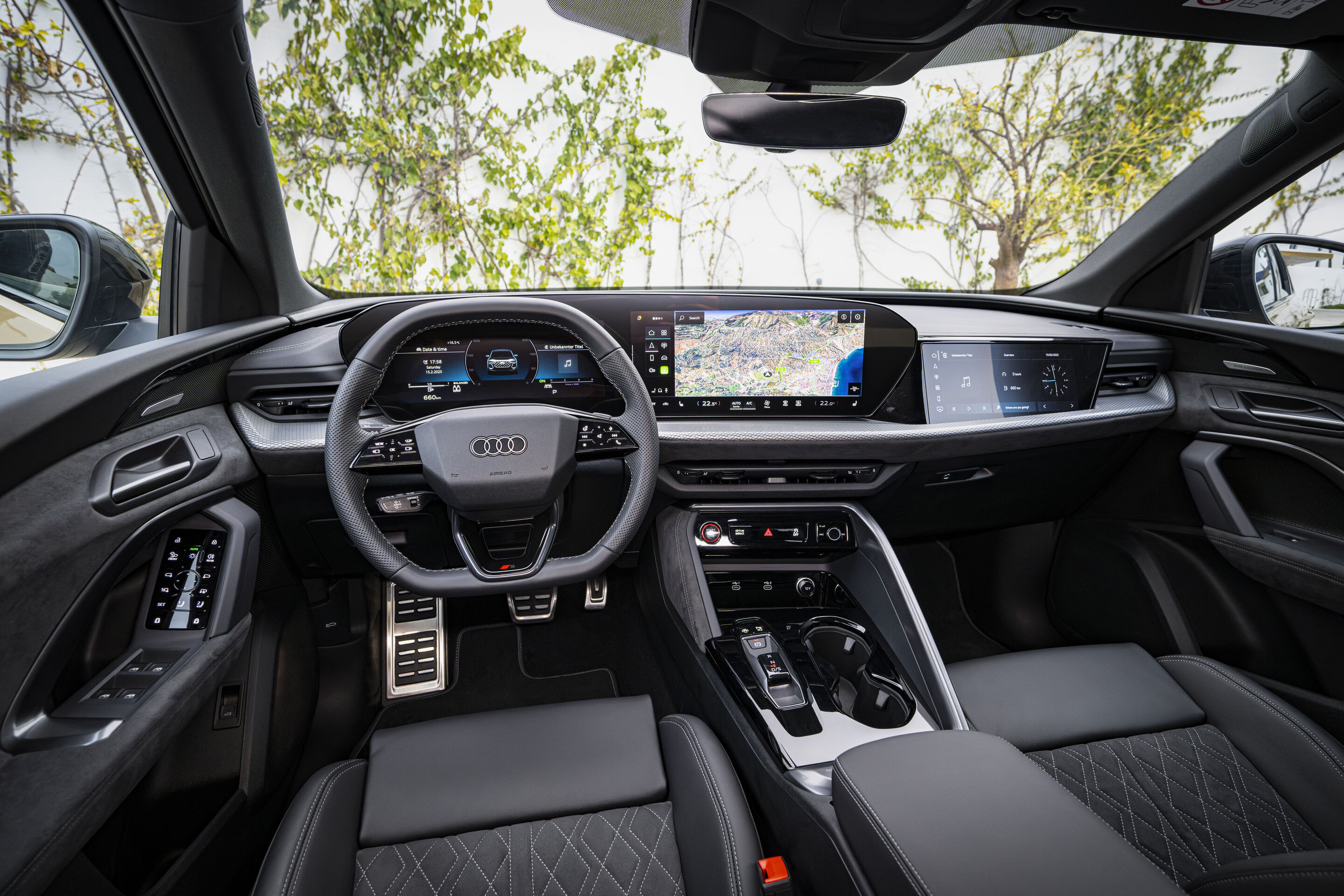 Audi Q5 SUV - Cockpit,
Farbe: Sakhirgold Metallic