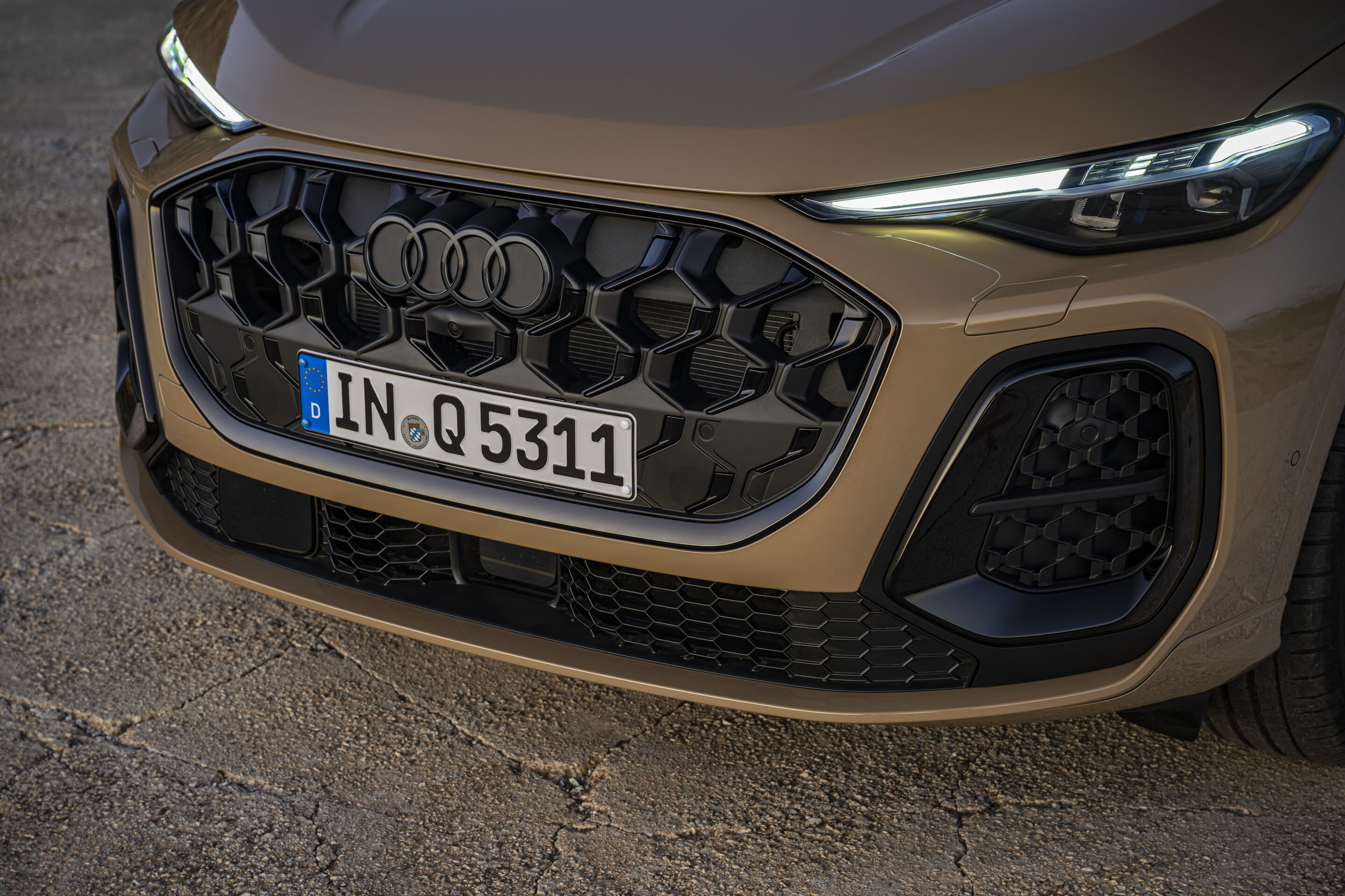 Audi Q5 SUV - Detail,
Farbe: Sakhirgold Metallic