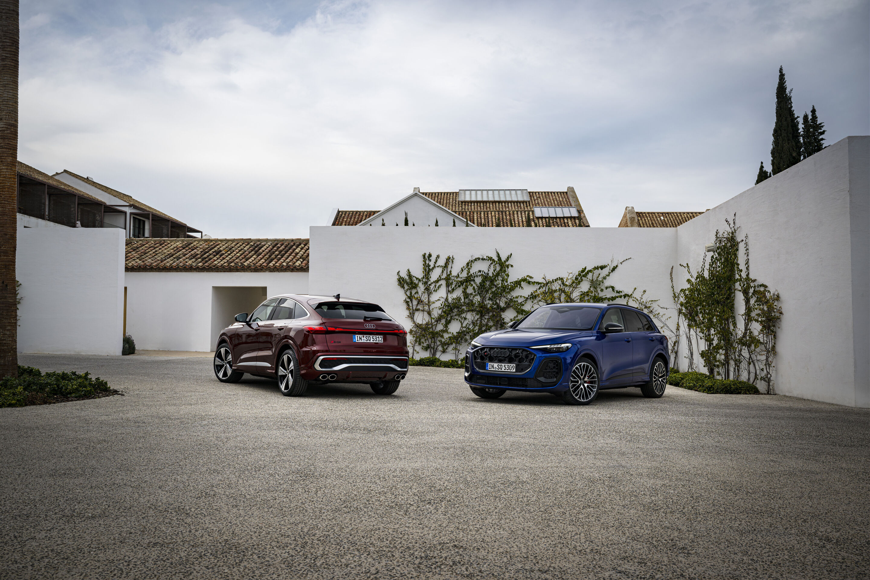 Audi SQ5 Sportback / Audi SQ5 - Standaufnahme,
Farbe: Grenadinrot Metallic / Ultrablau Metallic