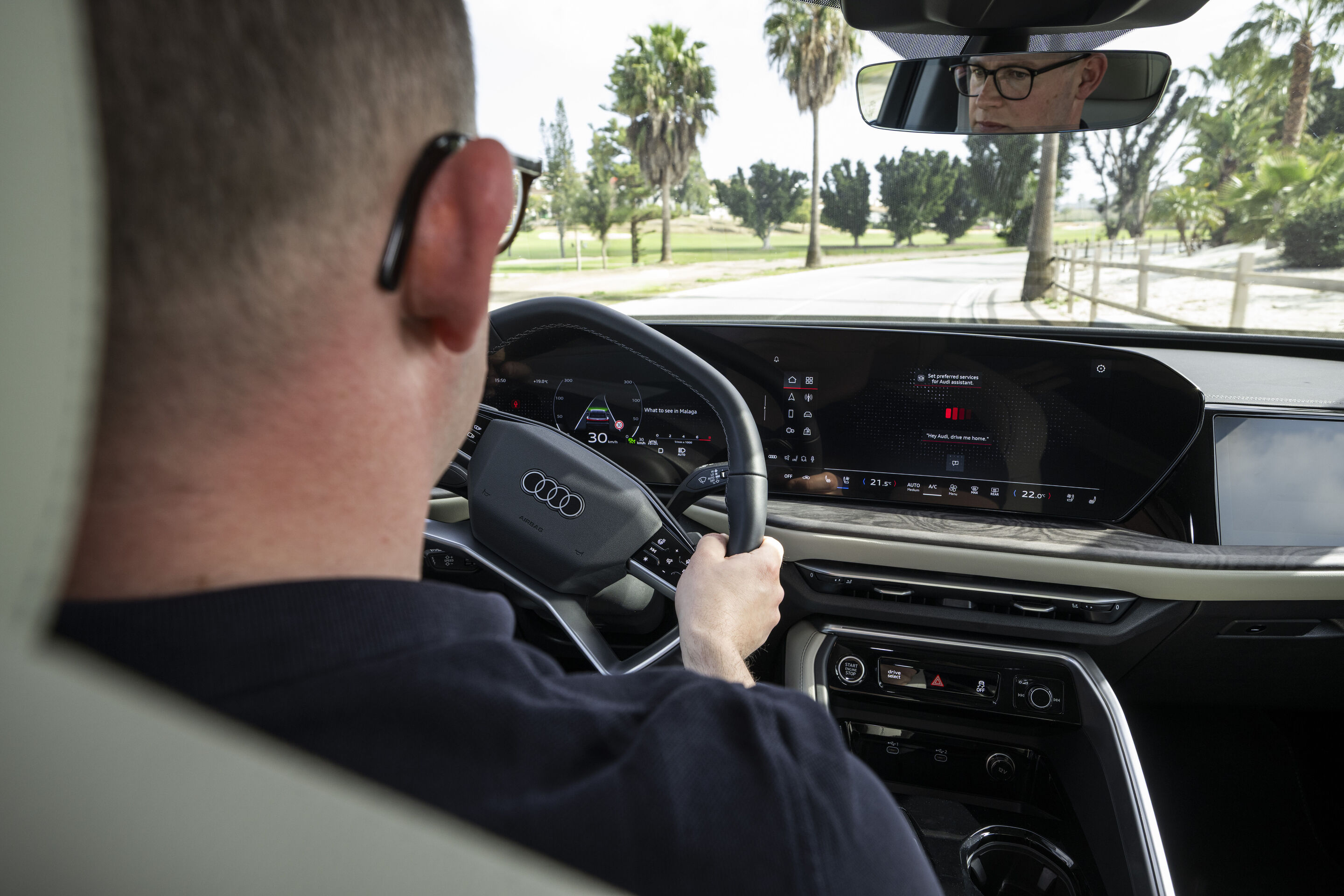 Allrounder im Alltag: der Audi Q5 - Produktreferent Dominic Stern ruft über den Audi assistant Sehenswürdigkeiten in Málaga ab.