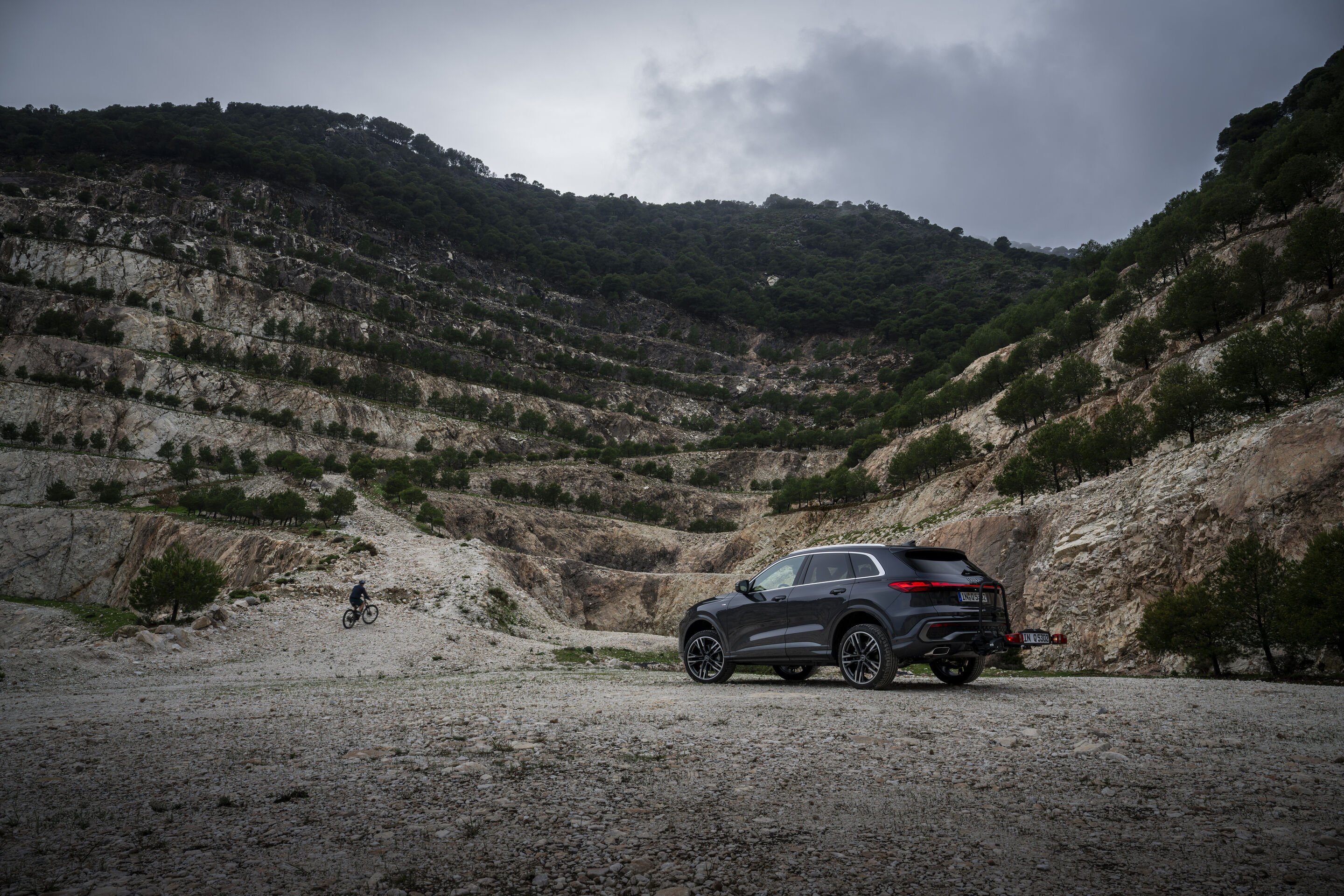 Allrounder im Alltag: der Audi Q5 - Der Audi Q5 SUV führt auch abseits befestigter Wege zum Ziel: von dort aus geht es dann für Produktreferent Dominic Stern mit dem Mountainbike weiter.